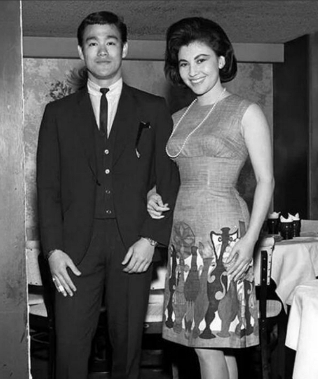 那年,李小龙和武术指导黄家达一言不合便大打出手,黄家达是泰拳冠军