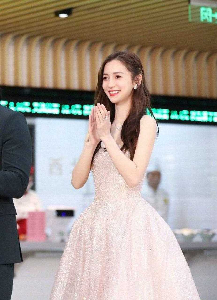 奔跑吧第四季开播,angelababy 身穿薄纱水钻长裙现身,搭配微卷长发