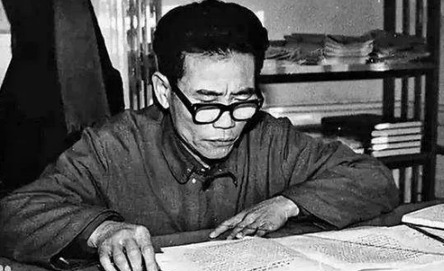 1956年,陈赓大将访苏期间找来了澎湃烈士的儿子彭士禄:"中央已决定选