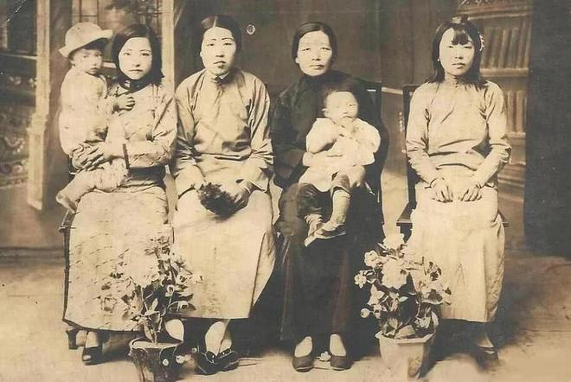 这是一张民国时期大户人家女人们的合影,看上去十分庄重而美丽.