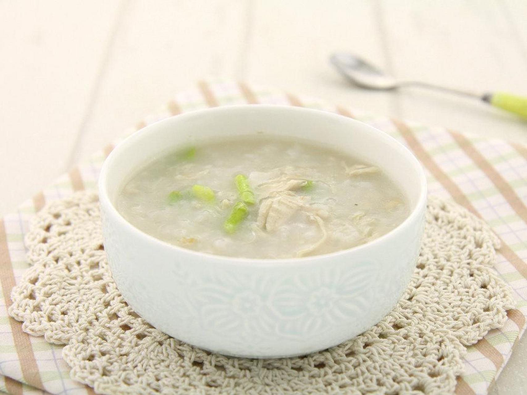 原料:鸡胸肉1块,铁棍山药80克,香菇2个,西兰花3朵,大米60克,葱1根