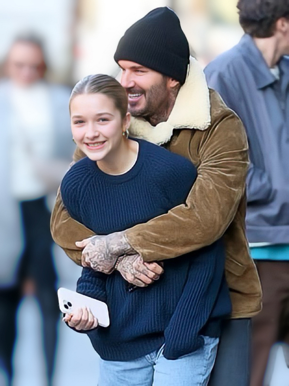 12岁的小七长得好漂亮啊～小贝在街上抱着闺女太宠爱,小七和他长得