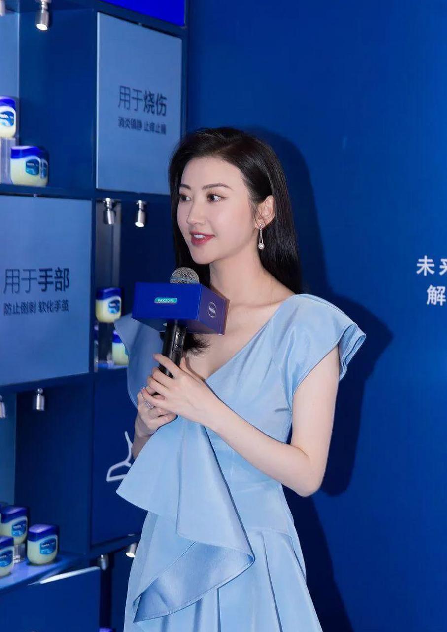女演员景甜接受李静采访,到了观众提问环节.