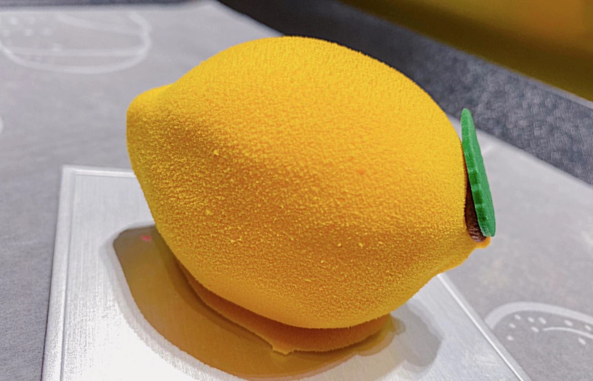 芒果慕斯蛋糕做的太好看了,看起来真的是芒果的造型,舍不得吃啦.