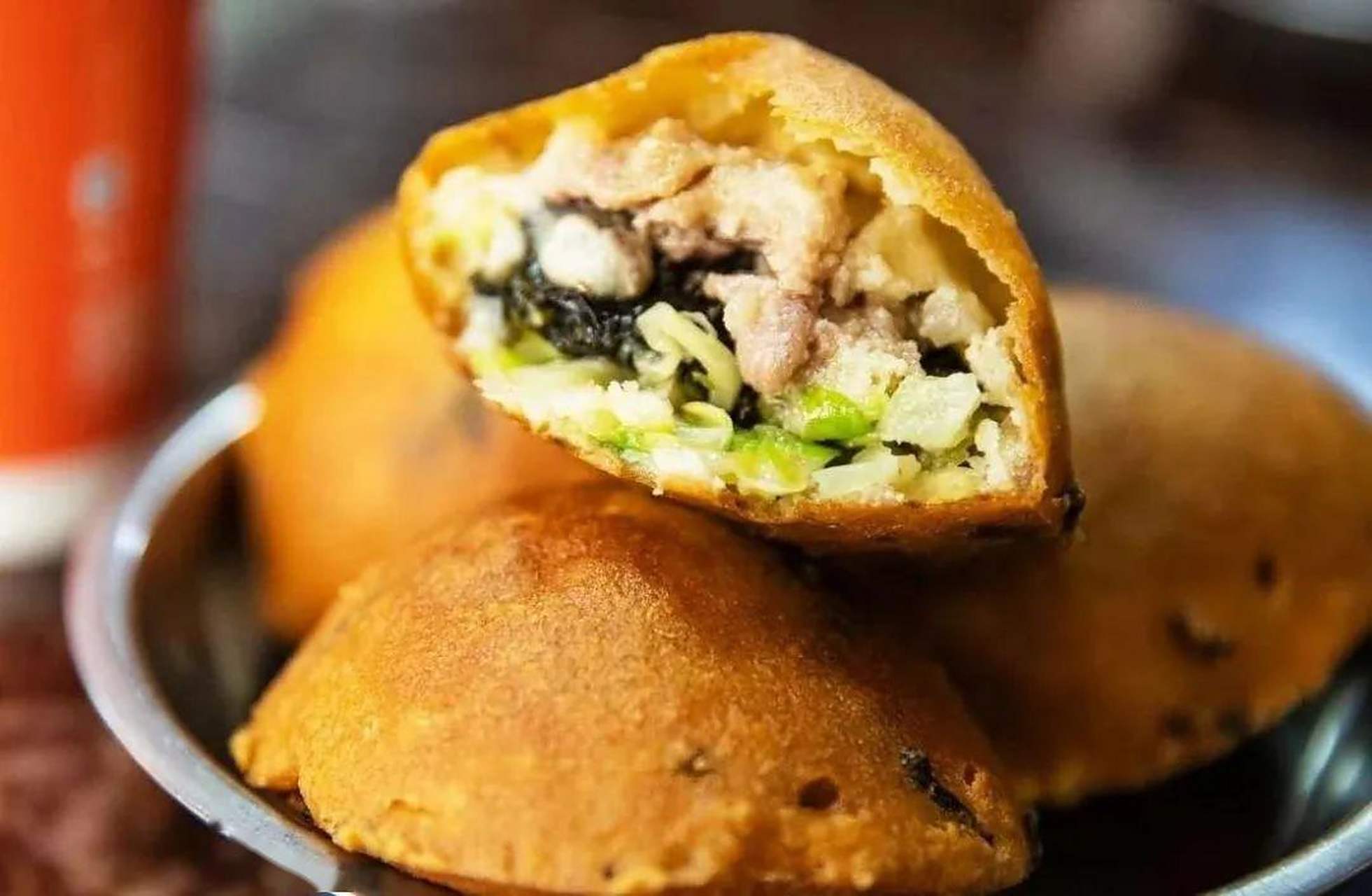 海蛎饼(福州话:diê-biāng),为发源于福州的传统风味小吃,盛行于福州