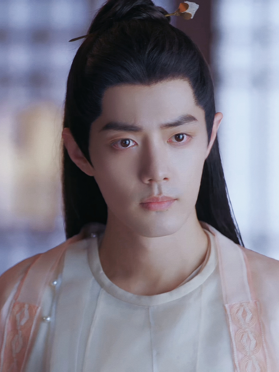 正在收集一些时影的剧照,发现这身扶光色的衣服是"圆领袍"的设计,就去