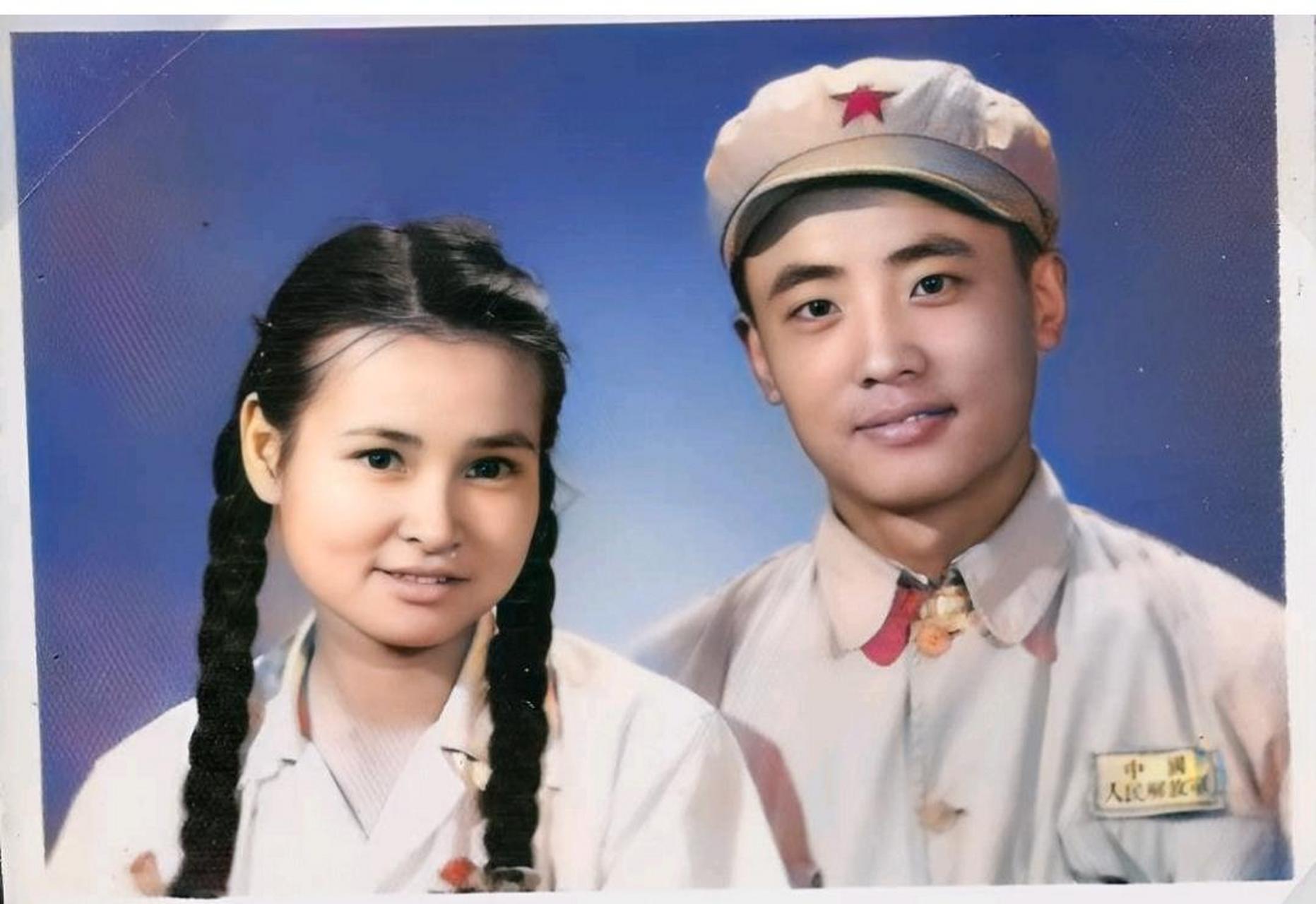 50年代,梁再冰与丈夫的结婚照,此时只有二十几岁的她年轻漂亮,身边的