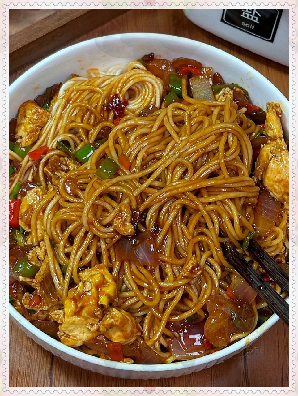 洋葱鸡蛋拌面  饭后的时光总是让人迫不及待地期待,特别是那种能在短