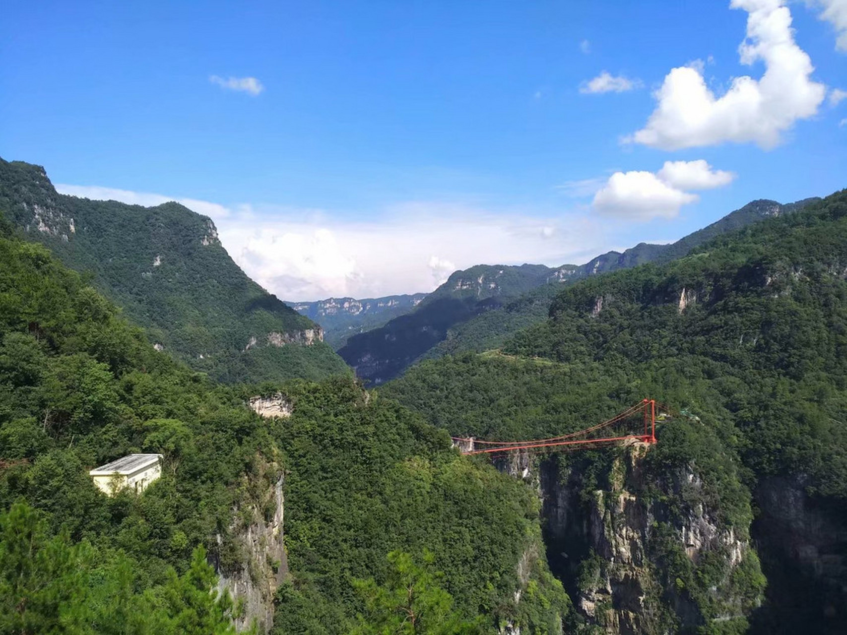 襄阳九路寨悬崖索桥,垂直高差达230米的悬崖索桥,相当于70层楼的高度.