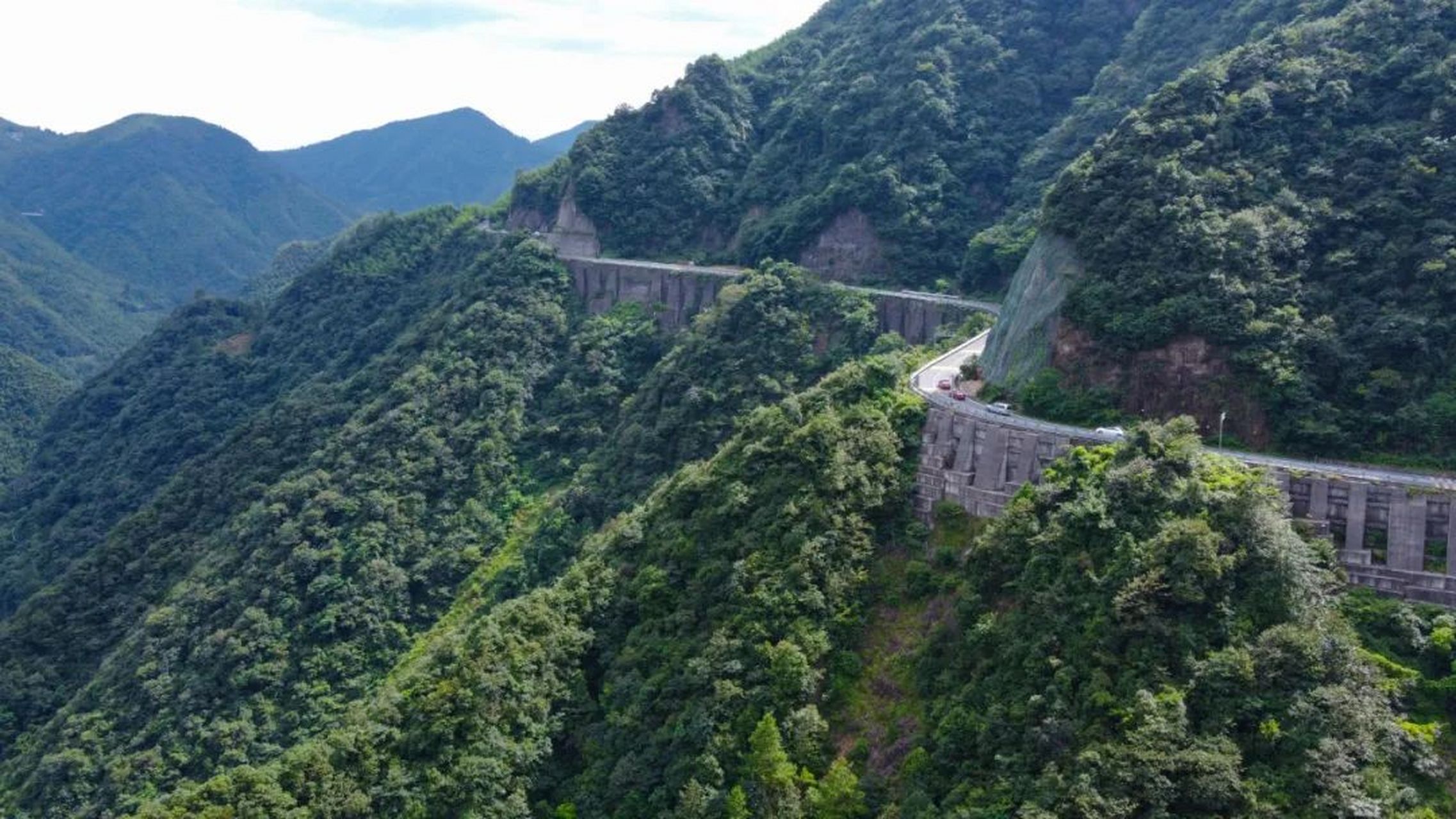 安吉旅游打卡#天荒坪盘山公路 前往江南天池景区的路上,有一段全长18