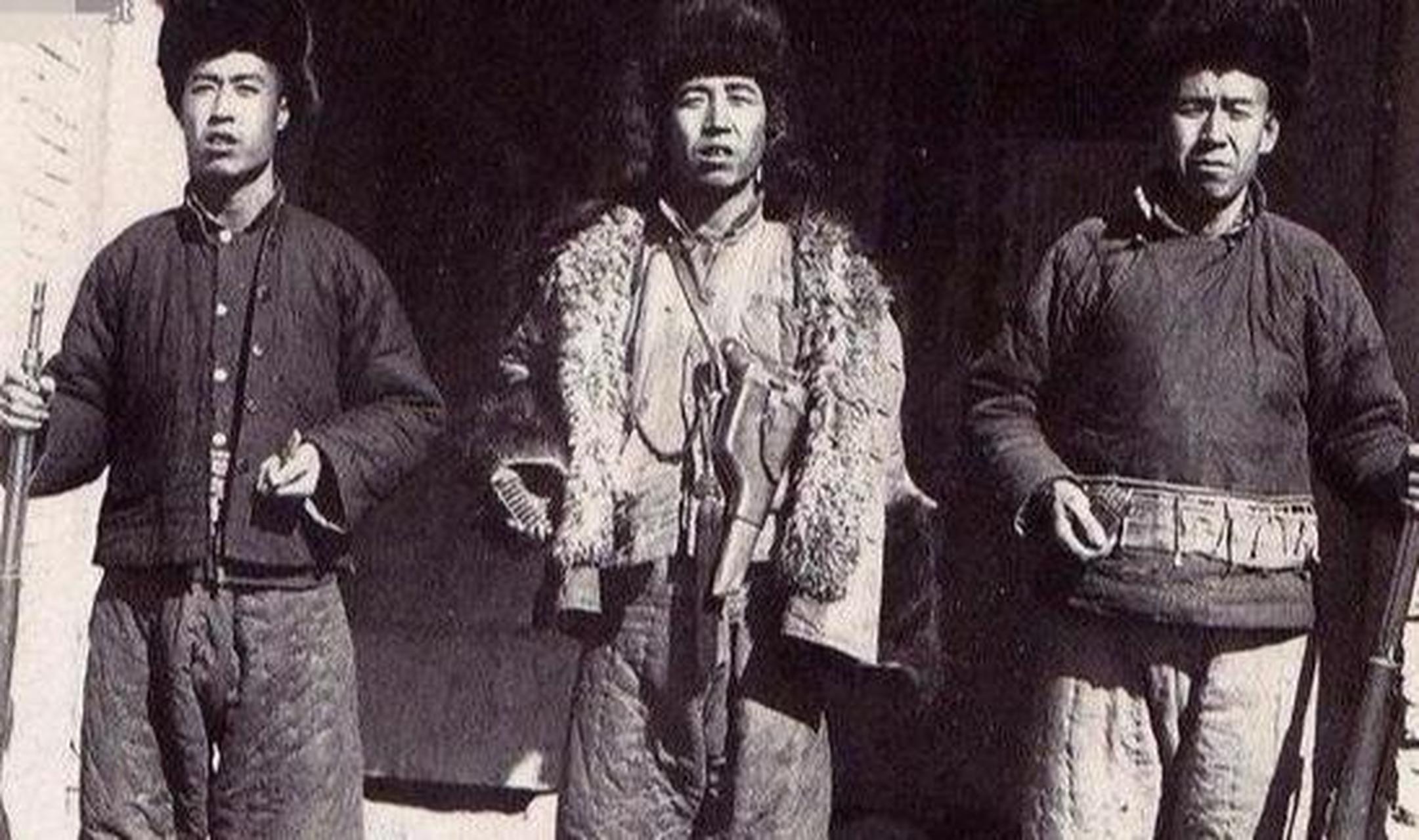 1951年除夕夜,土匪头子"岳葫芦"趁着行人稀少,悄悄来到副官王亚生家里