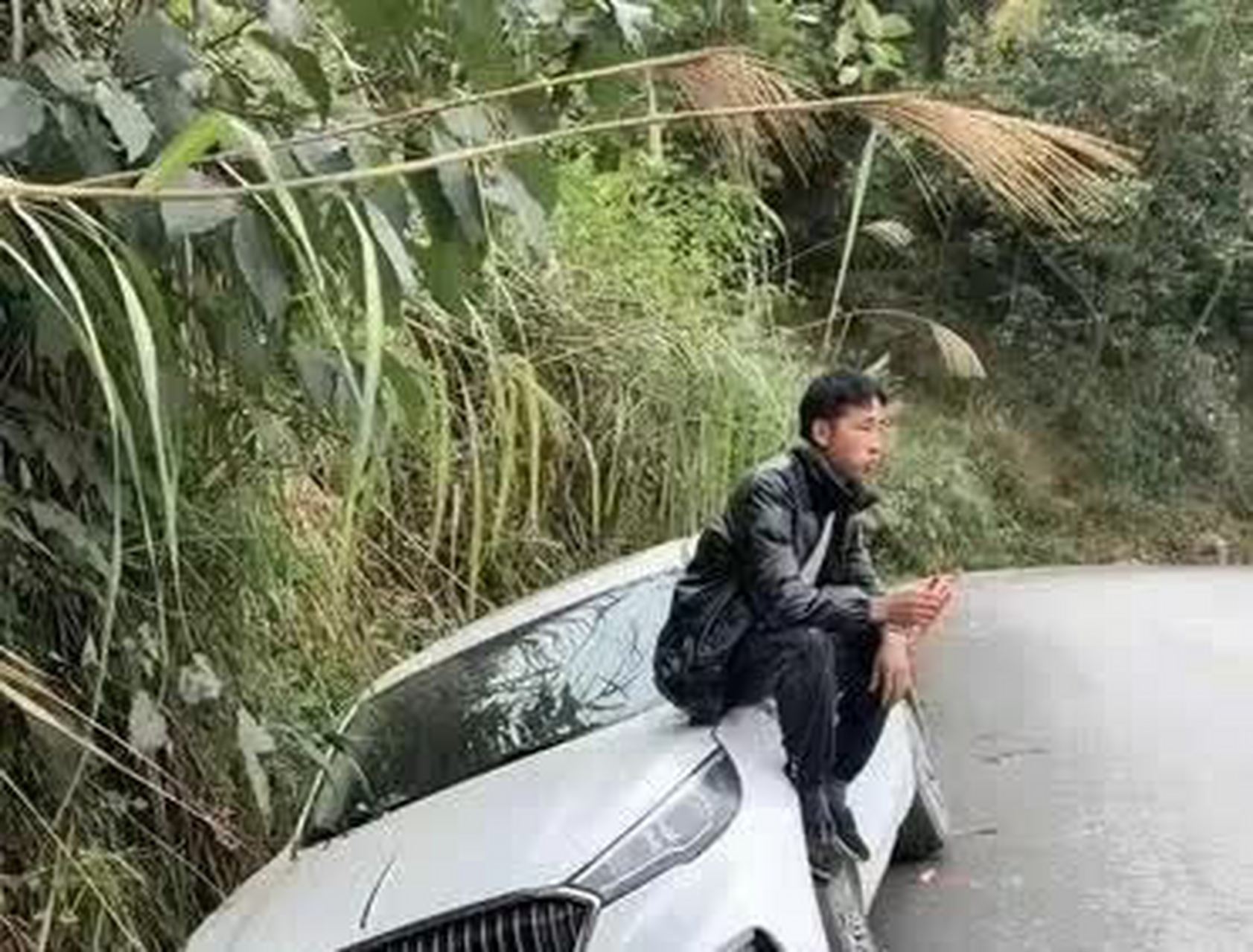 车子开进了沟里,好平静[坏笑][三哈][坏笑]