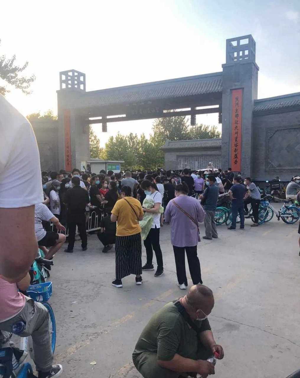 北京昌平,据说亚洲最大的社区天通苑,这排队的人,真不少啊?