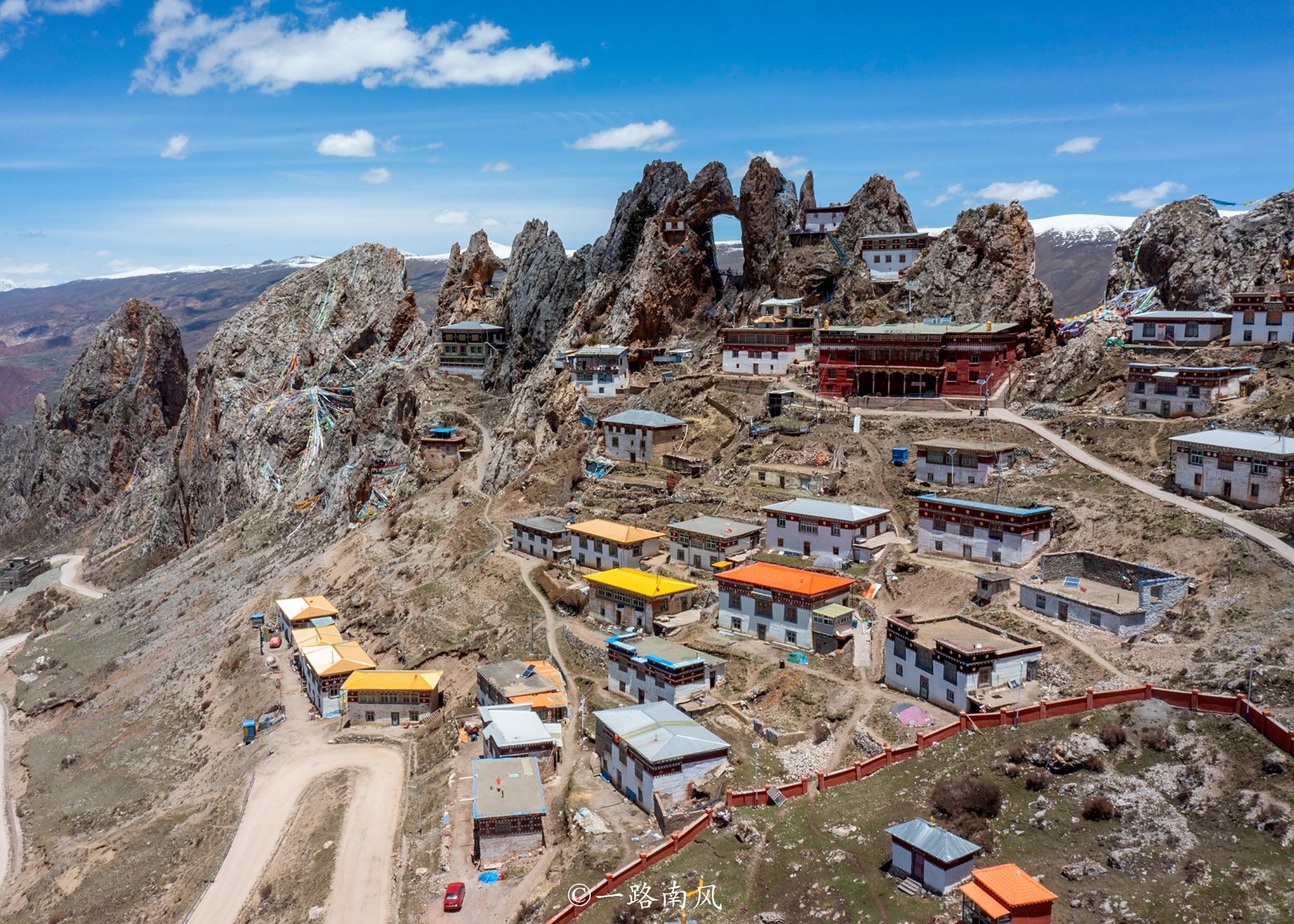 昌都绝美孜珠寺,海拔大约4800米,被称为"天空之城",山上还有世界上