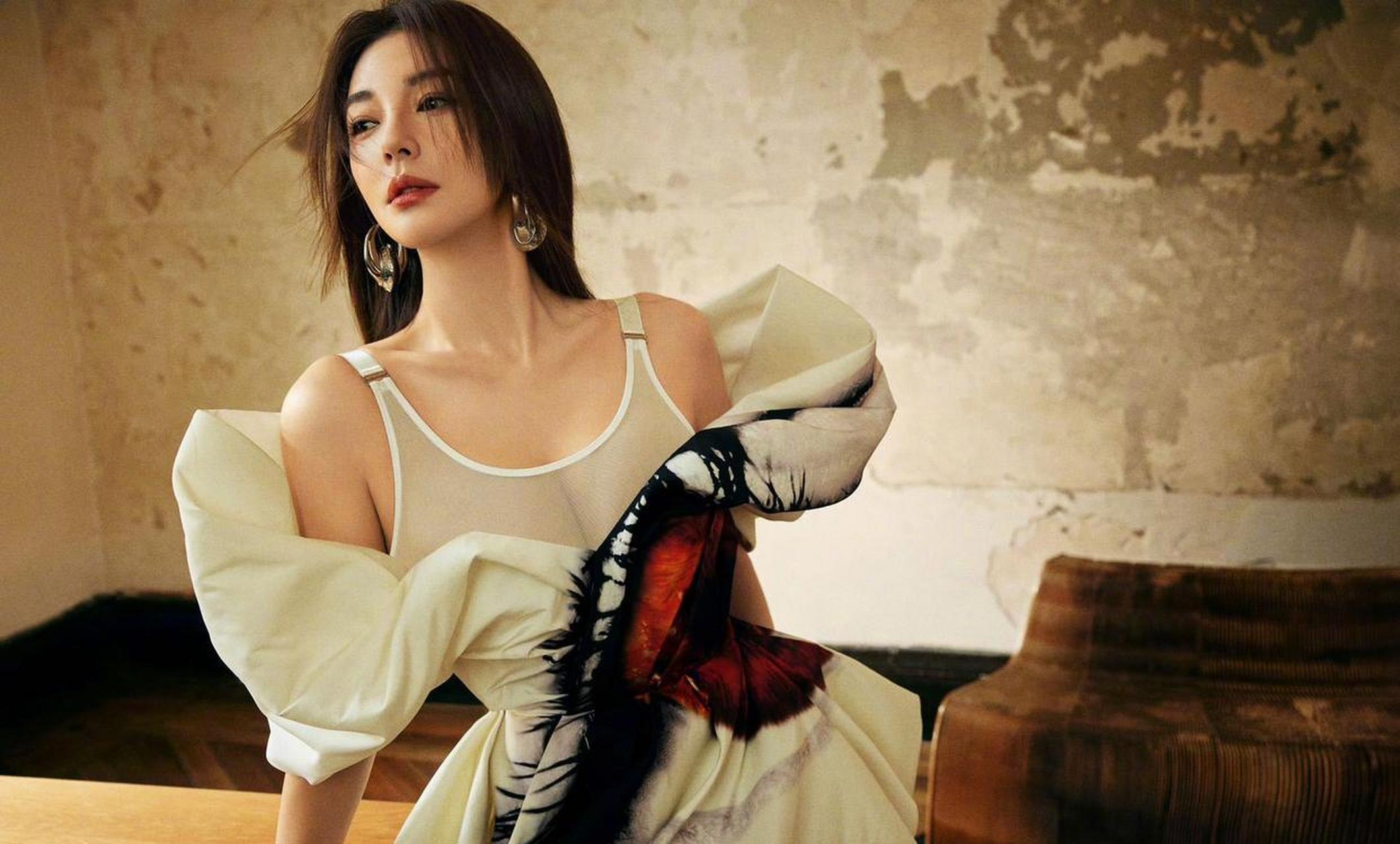 张雨绮最新杂志封面大片,高贵冷艳的御姐,眼神犀利疏离,简直就是冷艳