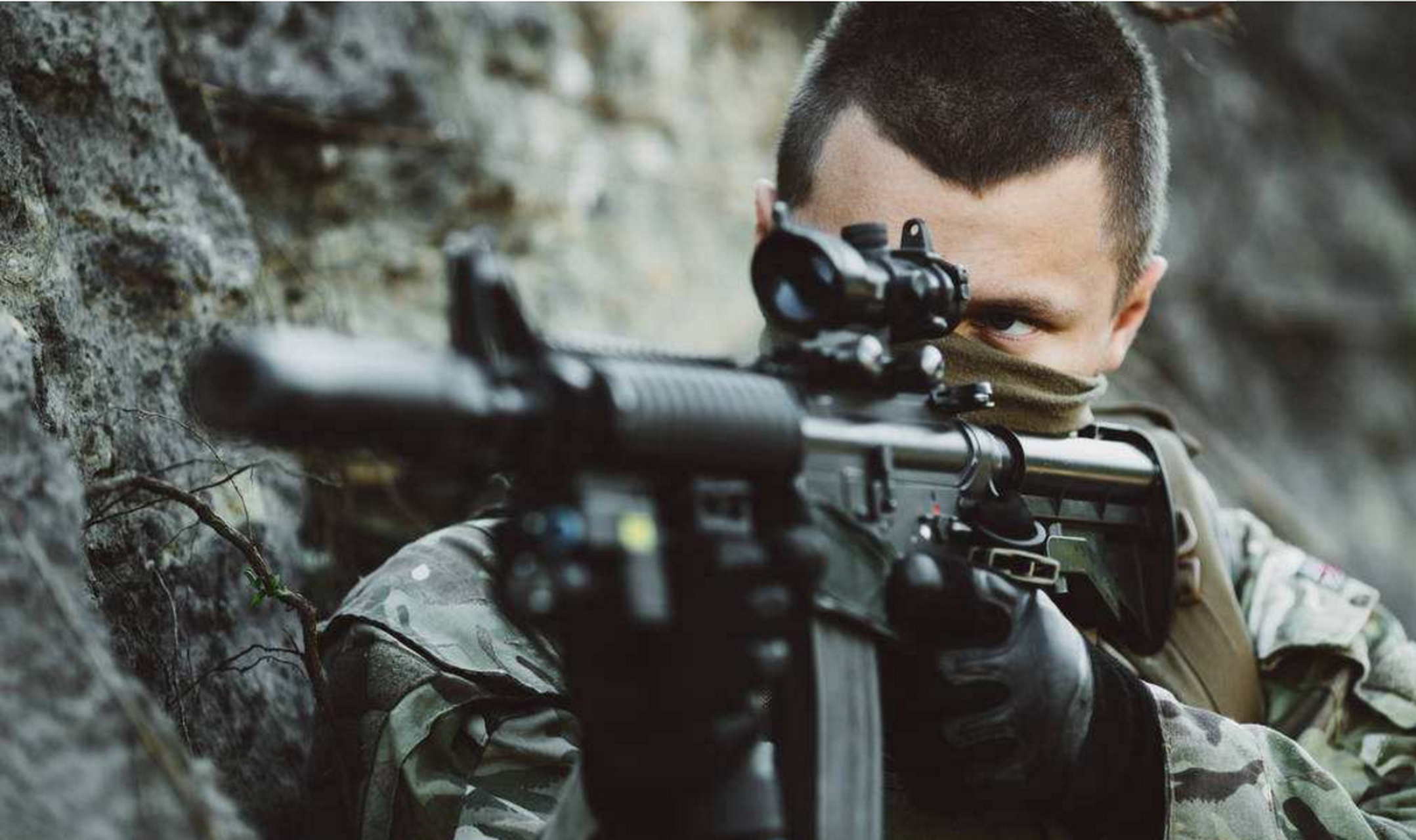 此人号称世界狙击之王,手拿一杆步枪,700米外敌人