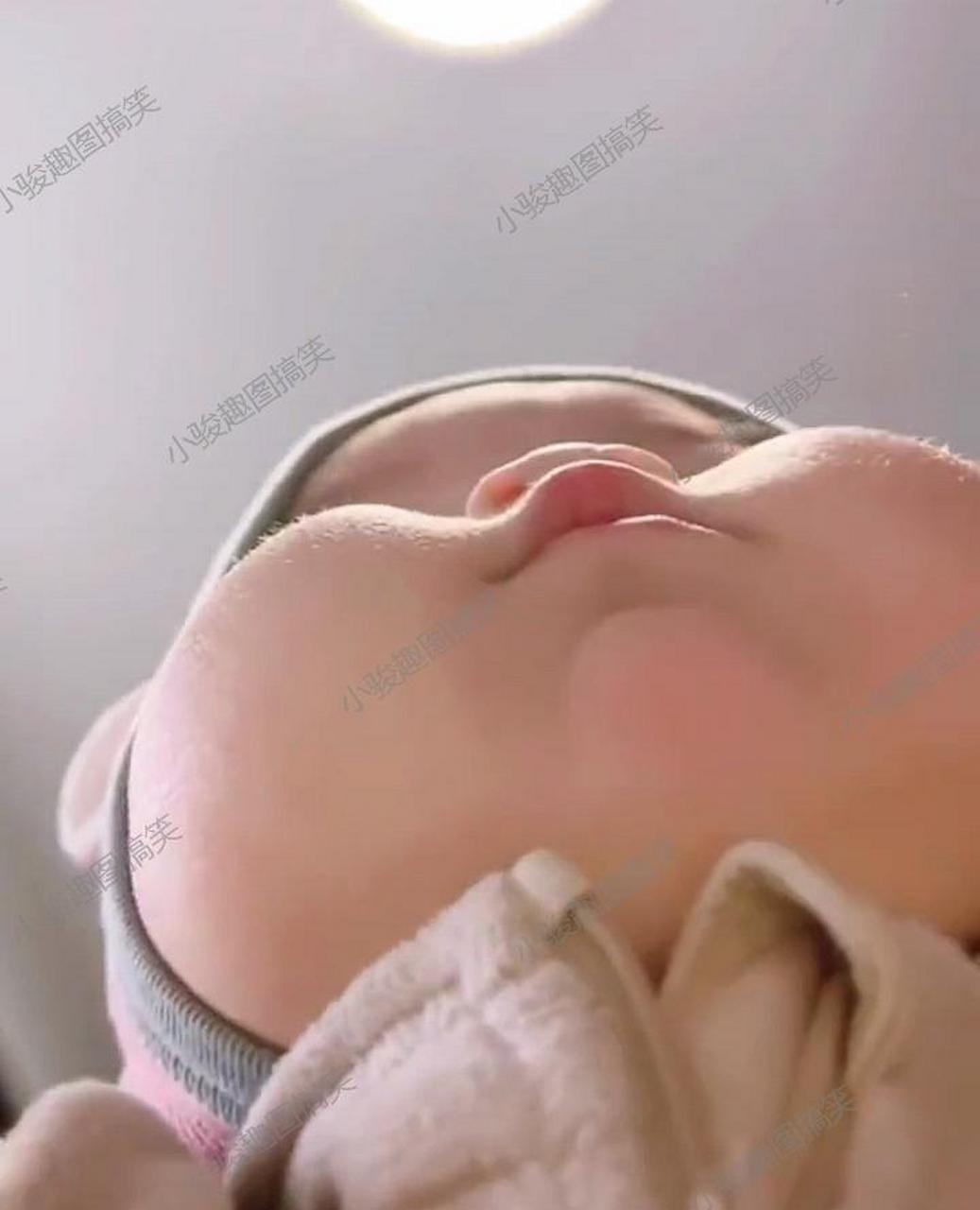哇塞,宝宝的小脸蛋真是胖嘟嘟的超级可爱啊!