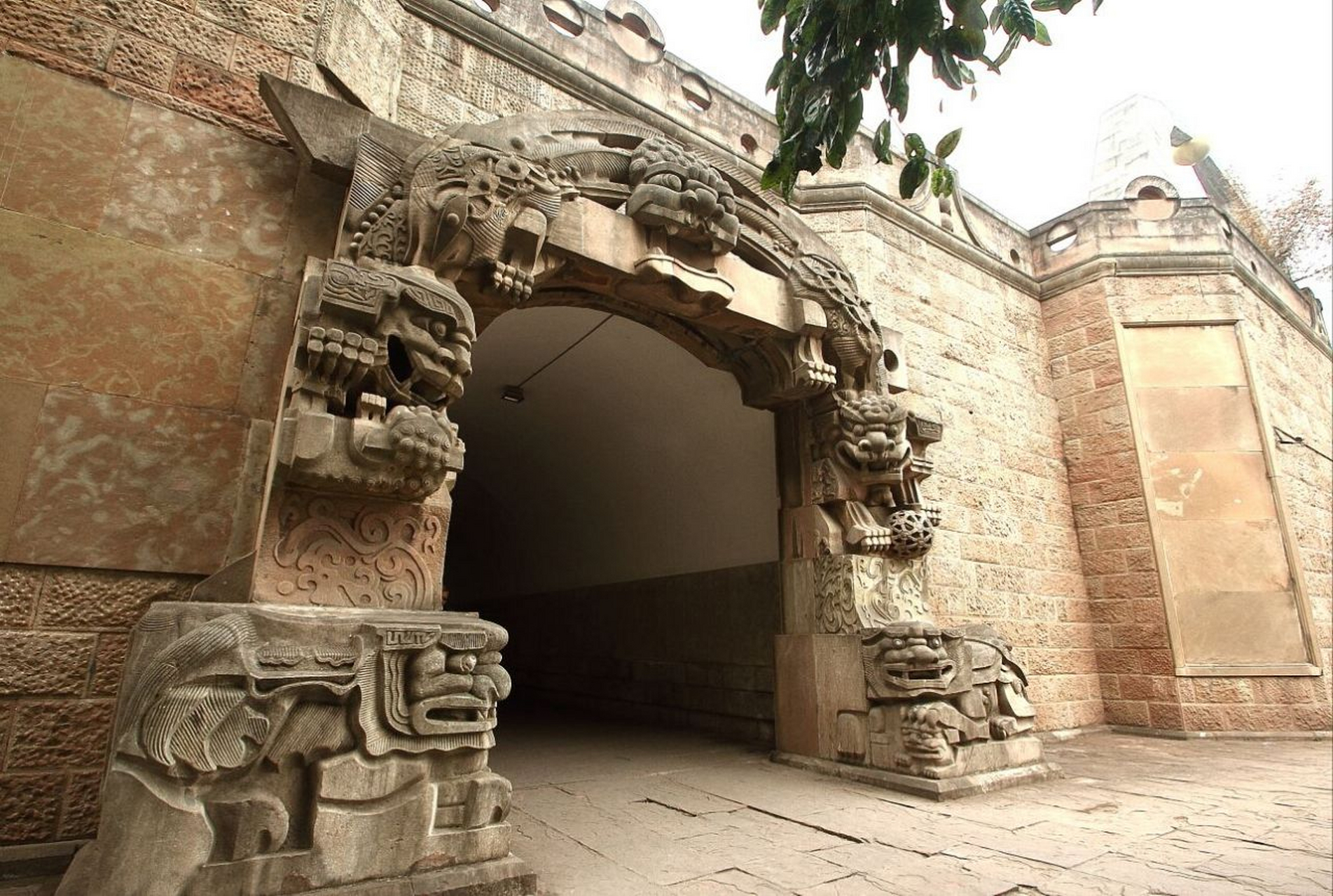 石刻艺术墙:位于德阳市内泰山北路干道旁,由牛门,生命之歌,艺术长廊