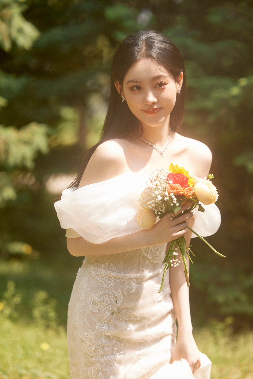 祝绪丹 一袭白色长裙恬静优雅, 言笑晏晏,绽放灵动