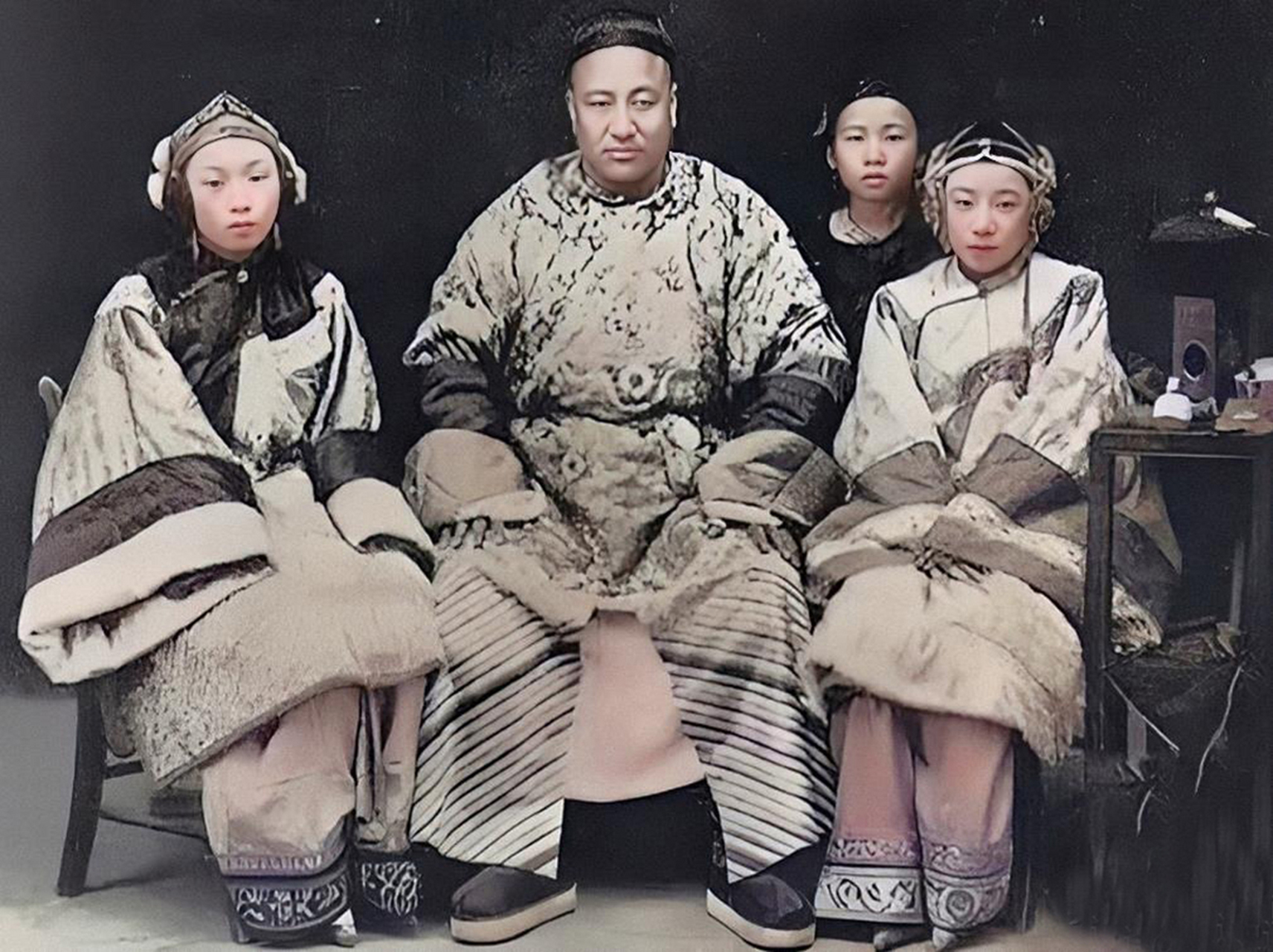 据传,这张照片是中国历史上最早的照片,于1844年11月拍摄.