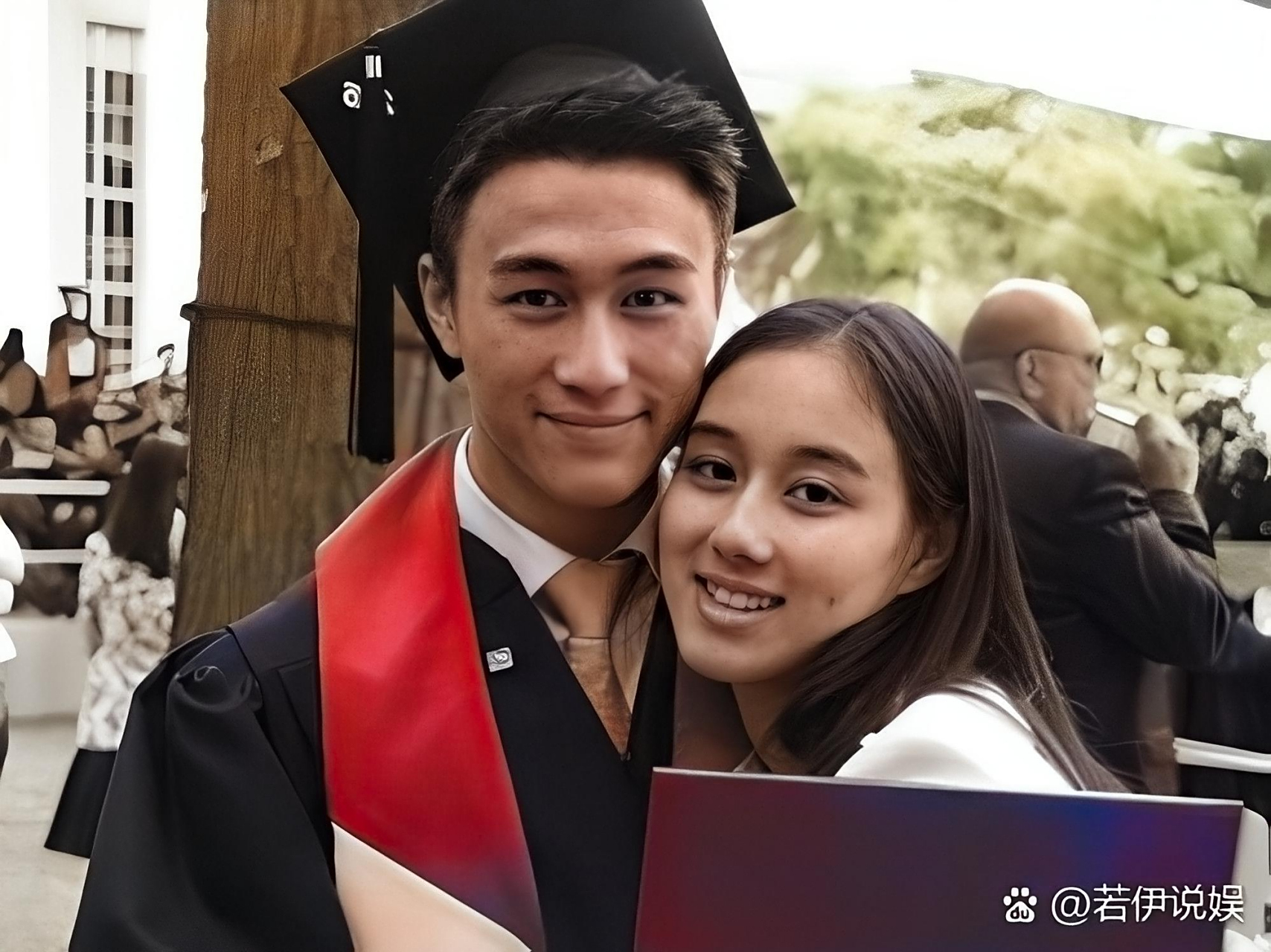 1999年,78岁的赌王,和四太生下了小女儿何超欣,可现在的何超欣,长得