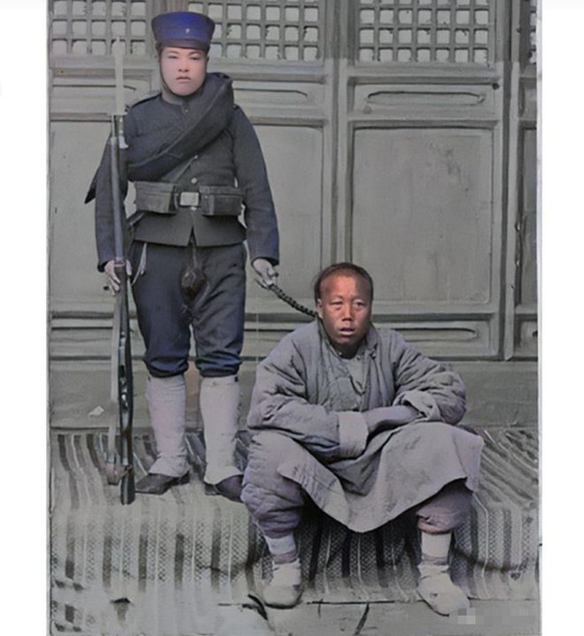 1900年,一名八国联军士兵在京师街头抓住了一位百姓的发辫,手握长枪目