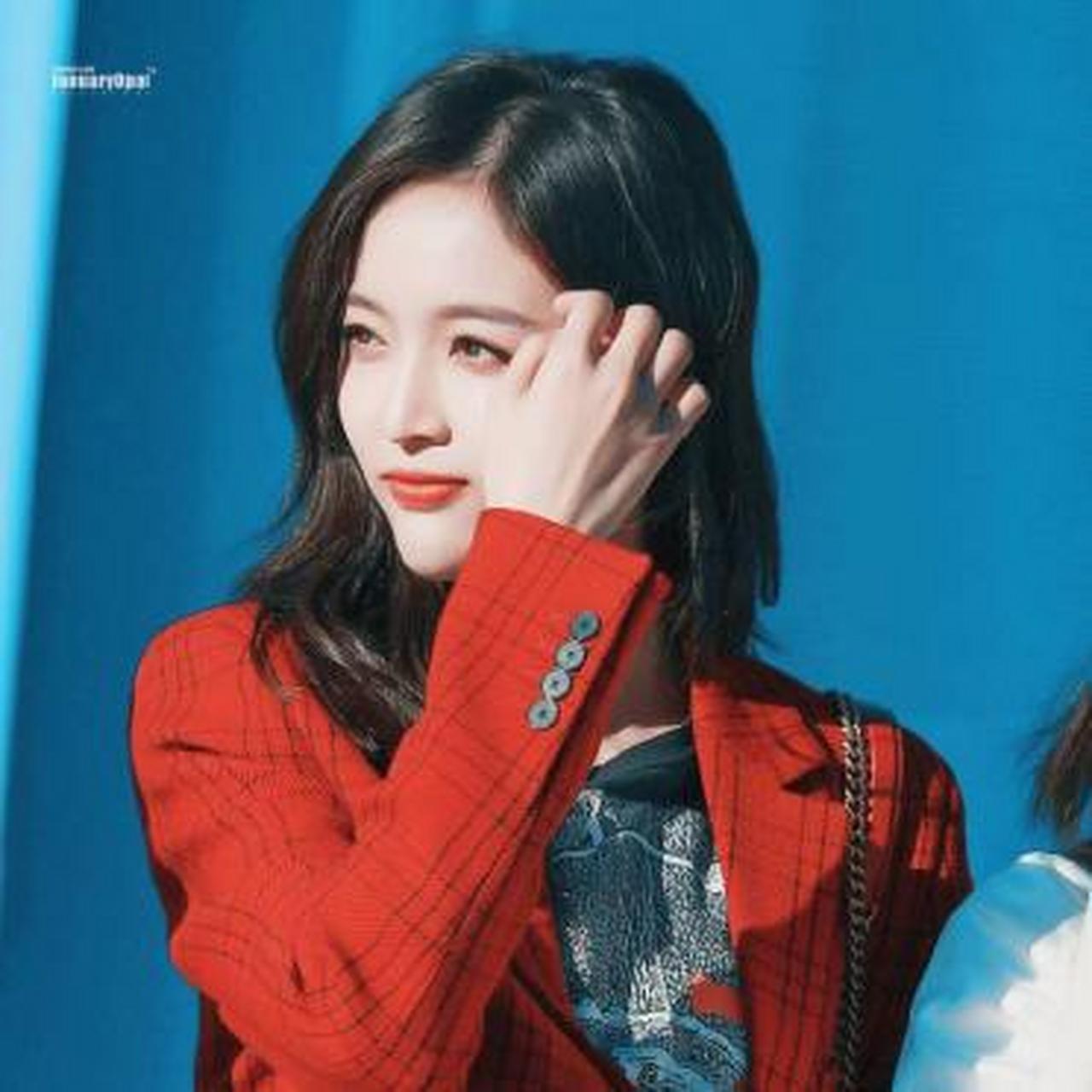 吴宣仪穿着红色西装出镜,在举手抬足之间,诠释着什么叫俏皮中带有帅气