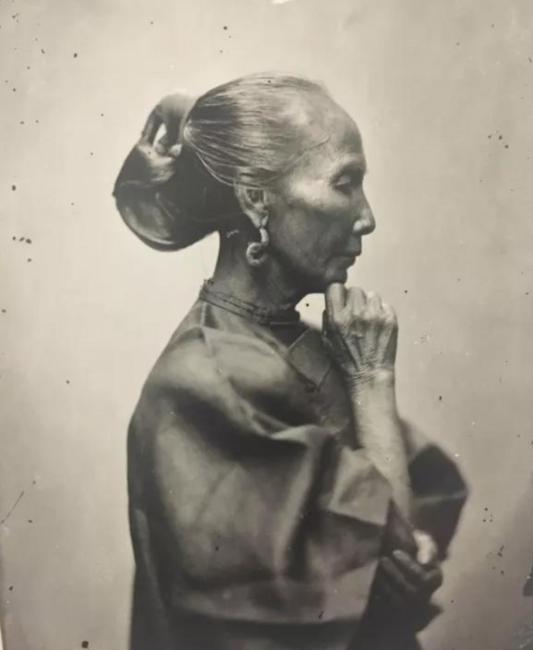 清朝老照片:梳着精致发型的老妇人,即使皱纹爬满了脸庞,也不忘优雅的