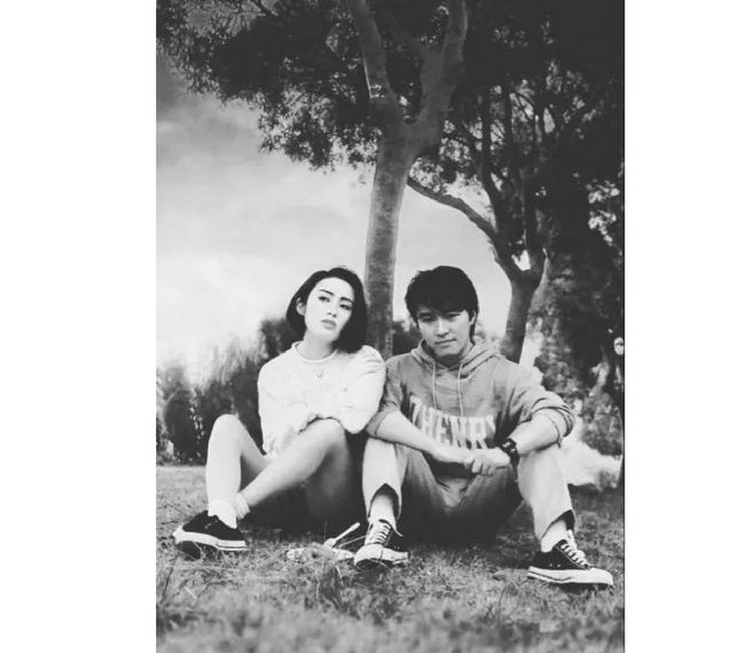 90年代末,周星驰和张敏共同合影的照片被翻出,这对年轻人肩挨着肩坐在