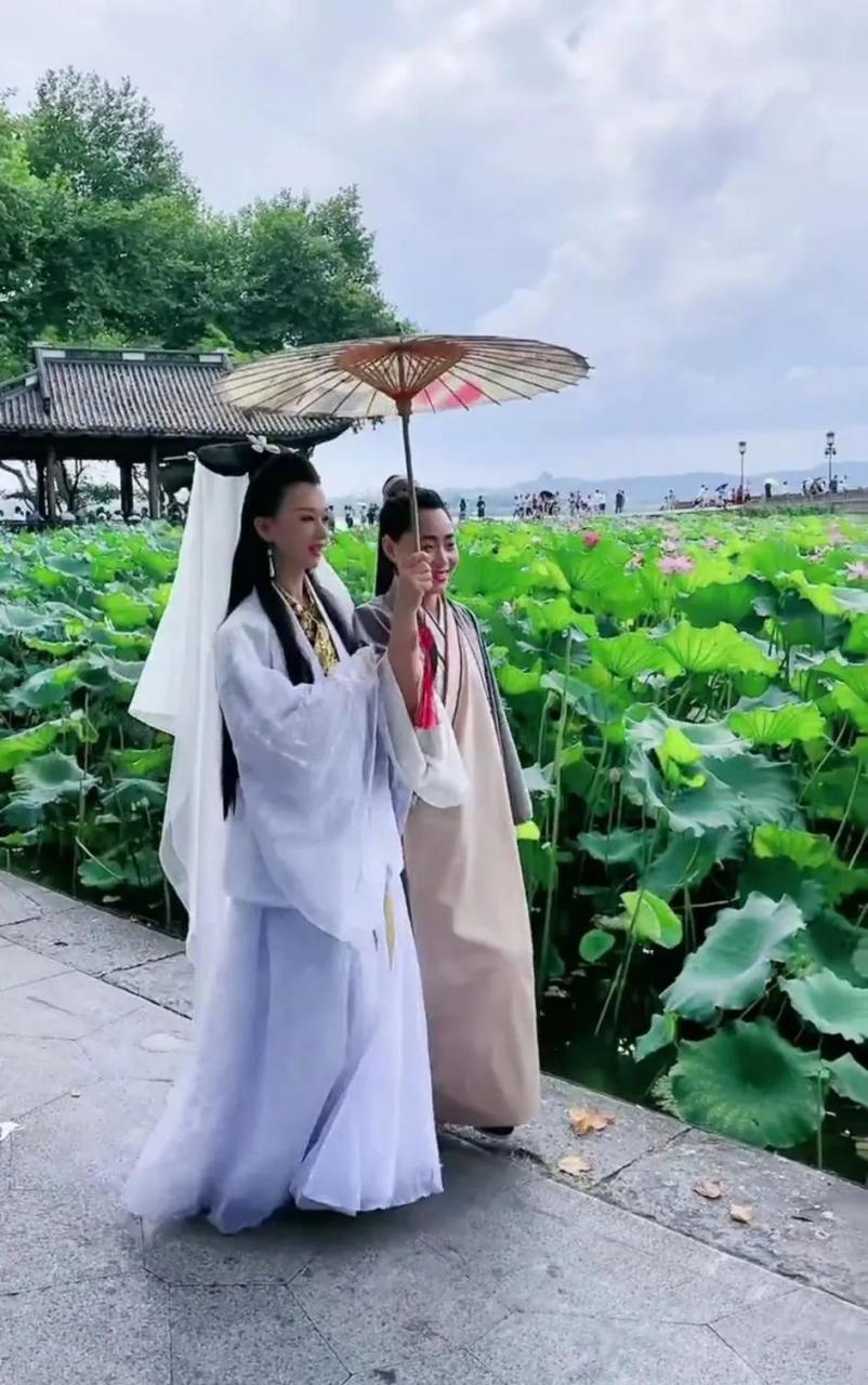 在杭州西湖美景果然是冠绝天下.好像是叶童和赵雅芝扮相俊美!
