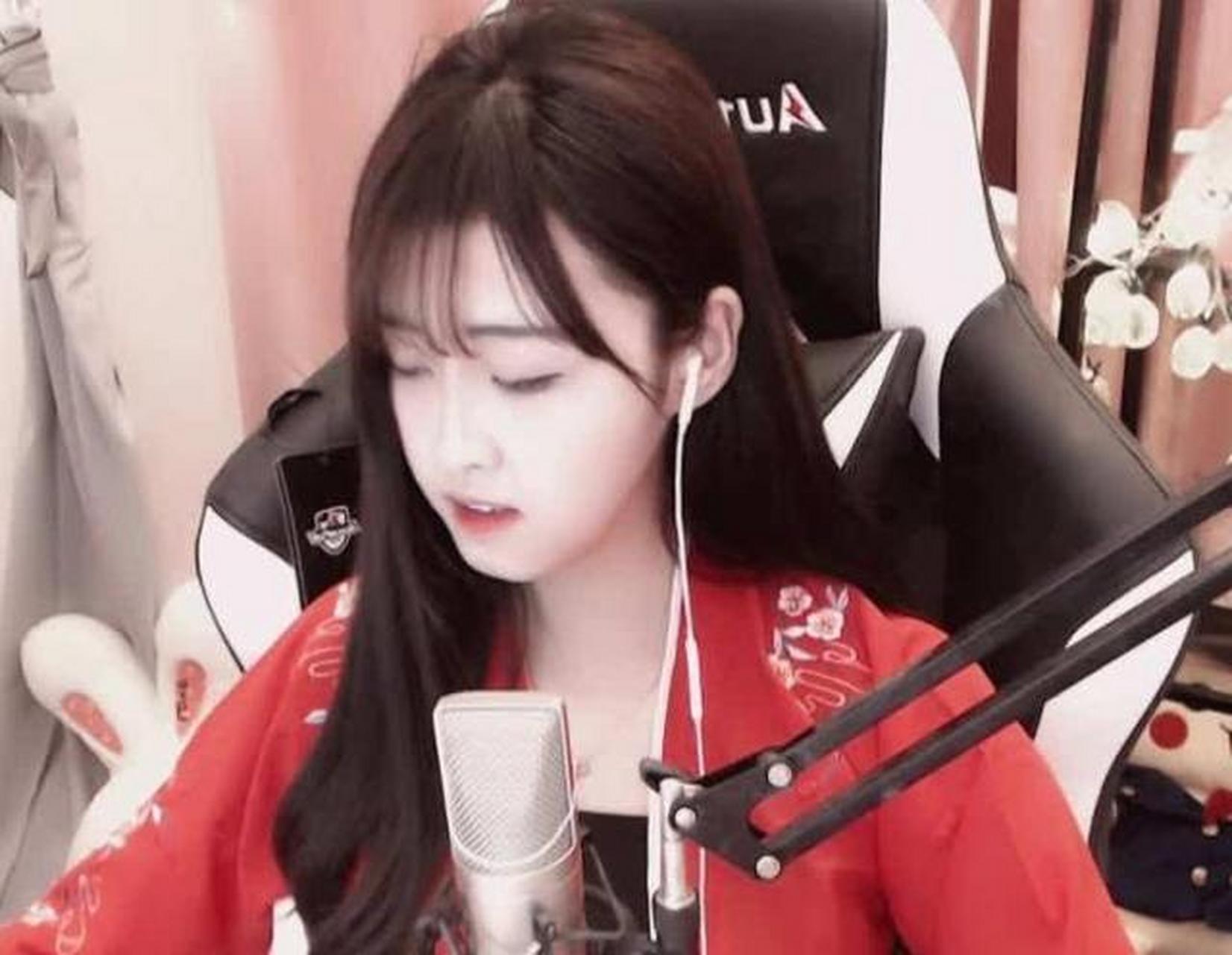 虎牙董月月整容失败!