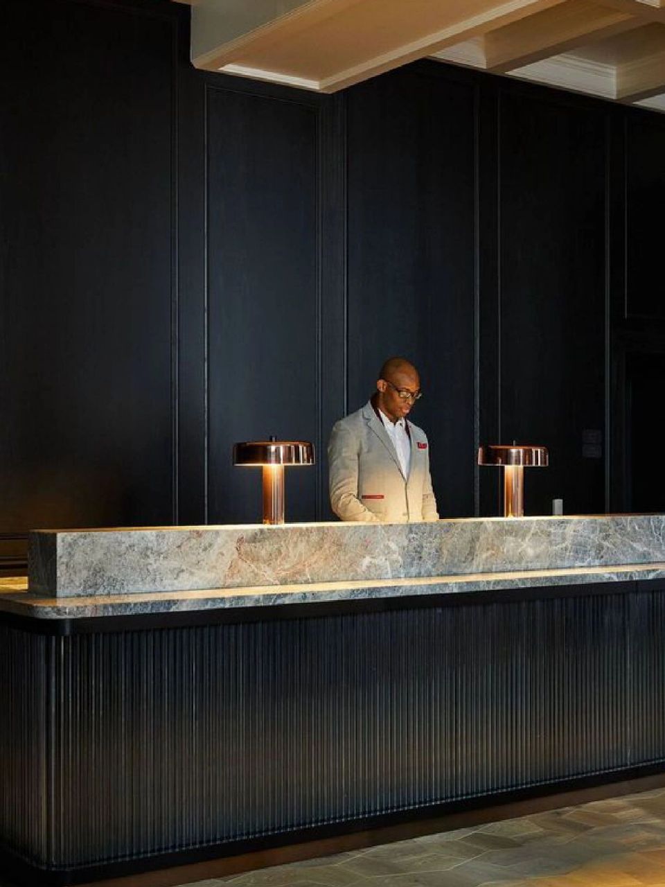 高端酒店|前台设计合集 很多人认为酒店前台只是办理入住的,其实不然