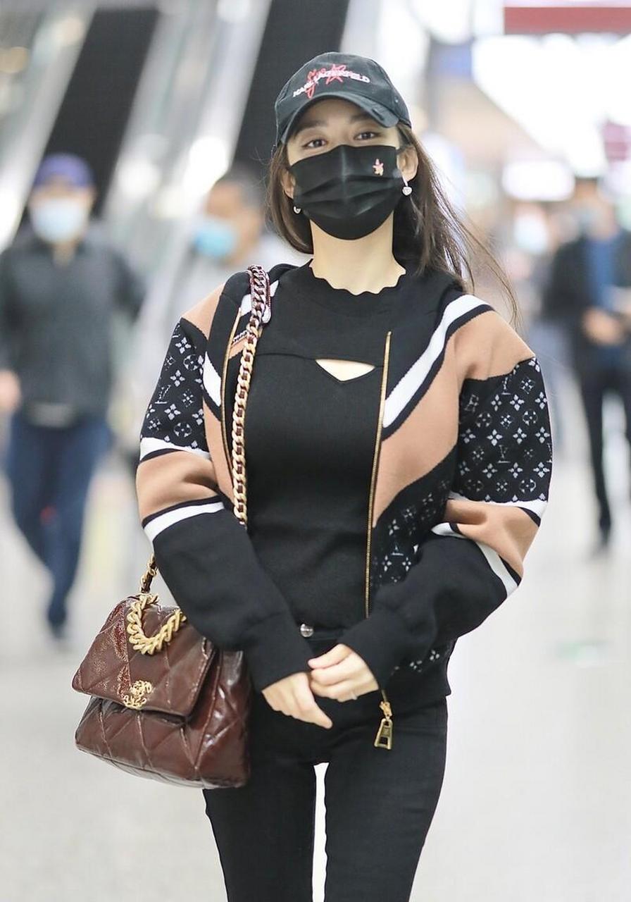 吉娜机场街拍 黑色挖洞打底衫 lv拼接拉链外套 黑色喇叭裤 chanel漆皮