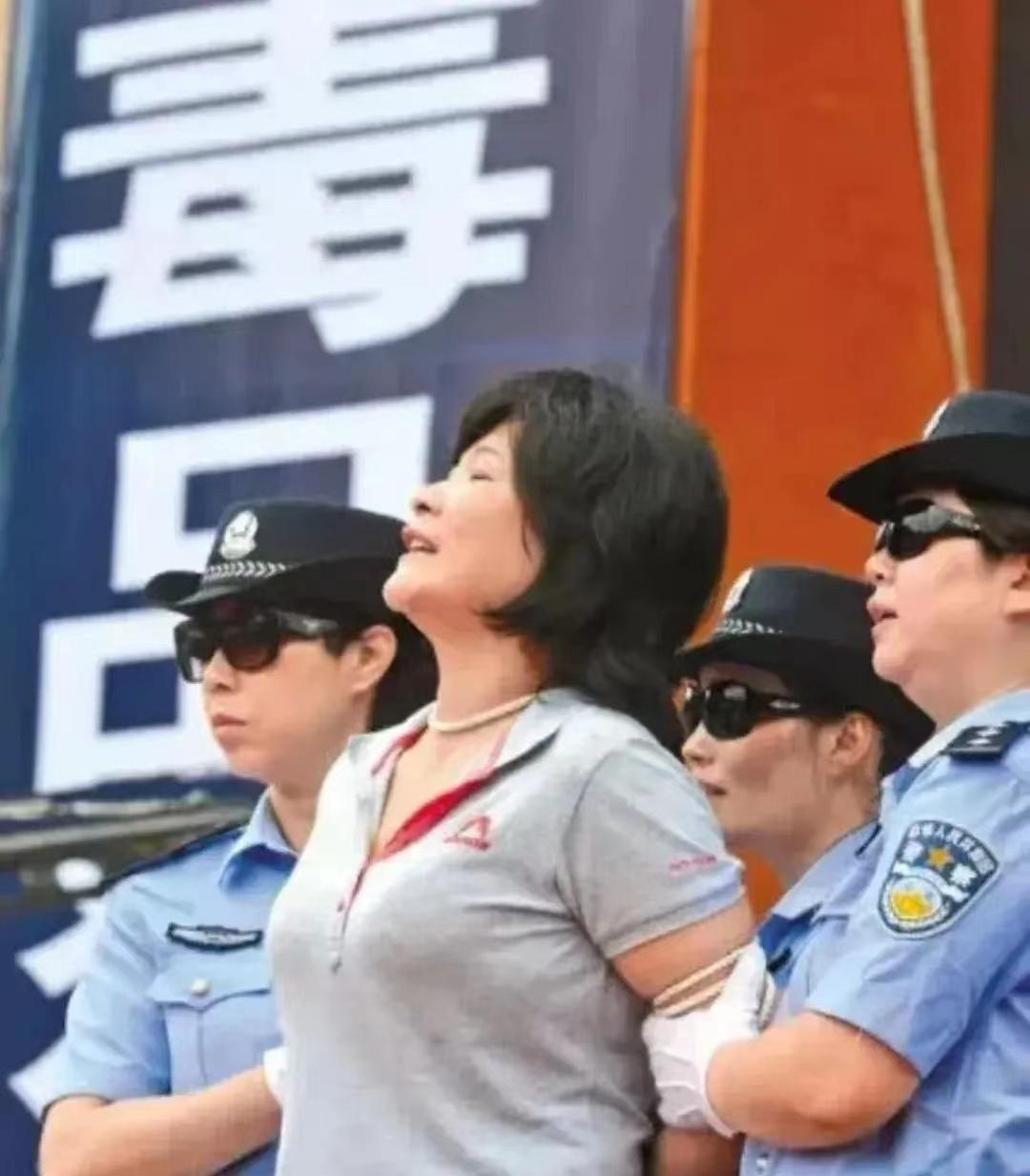 在硕大的以"毒品"为背景的照片中,一位女毒贩即将被执行死刑,在生命的