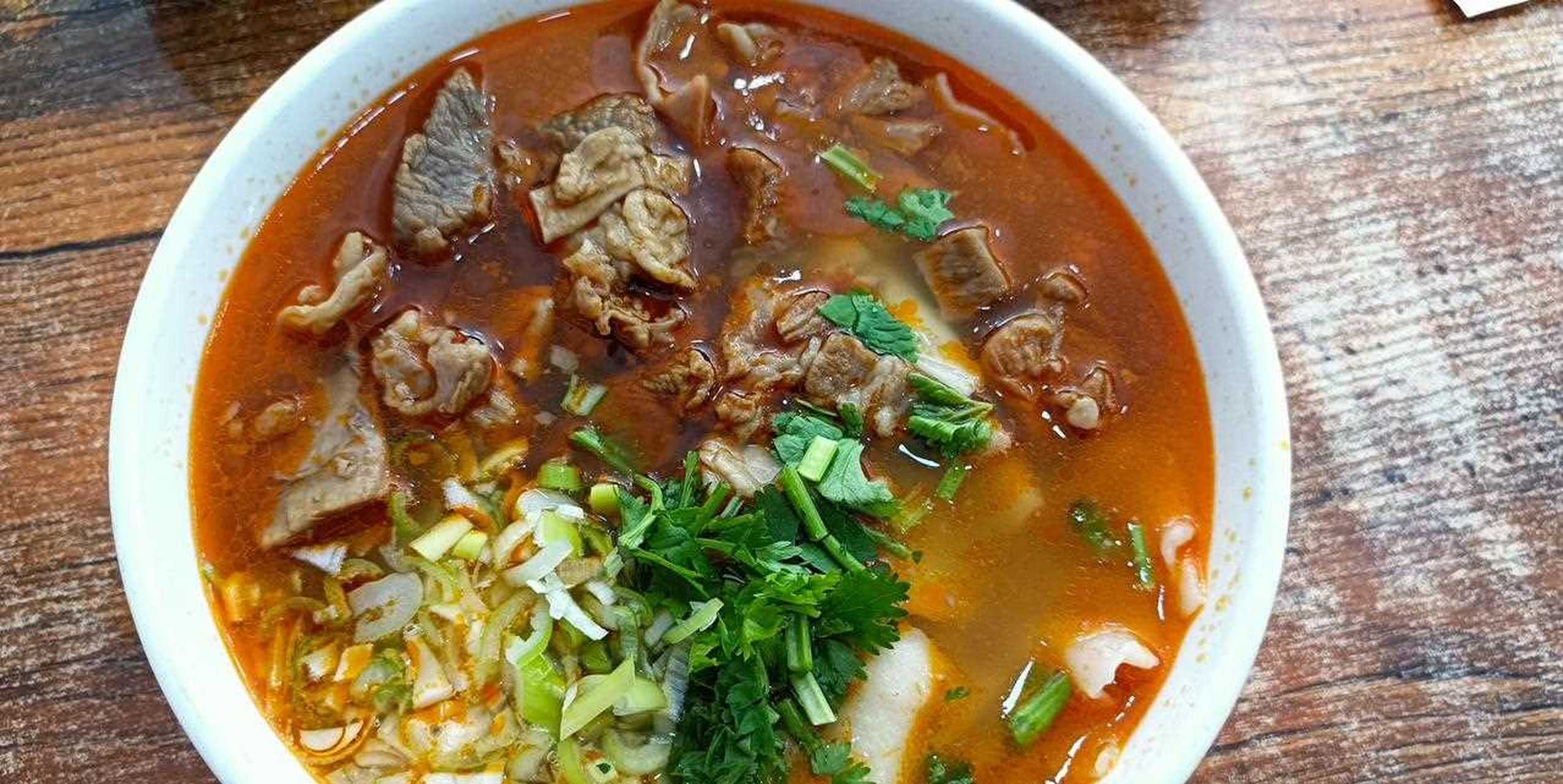 离开延安的最后一顿饭,一碗羊肉面,配一盘子长煎饼.