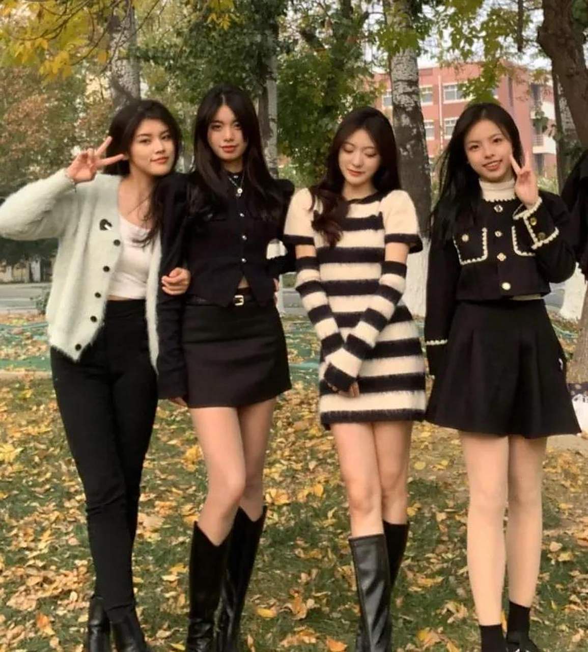 四个女生合影,那个是你最喜欢的类型?