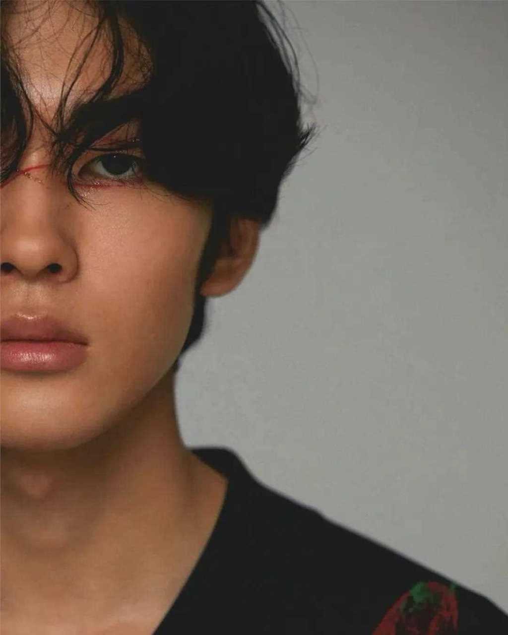 被誉为"日本第一美少年"的藤间斋登上vogue japan 开年刊,受邀演绎一