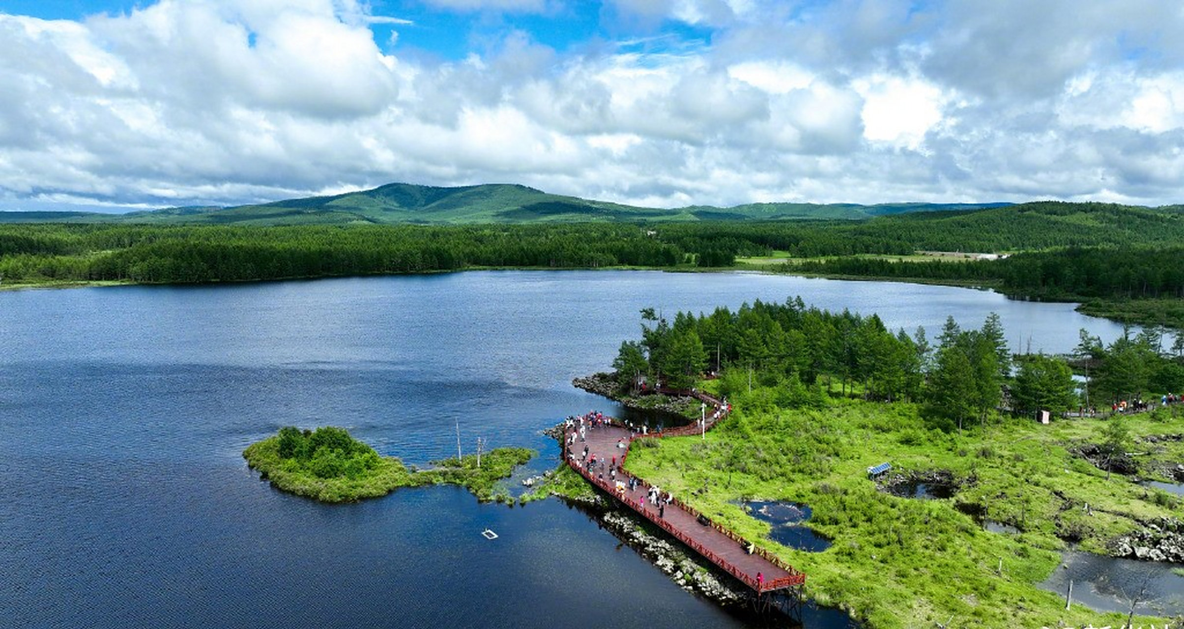 阿尔山市位于中国内蒙古自治区兴安盟,地处大兴安岭南麓,是一个被森林