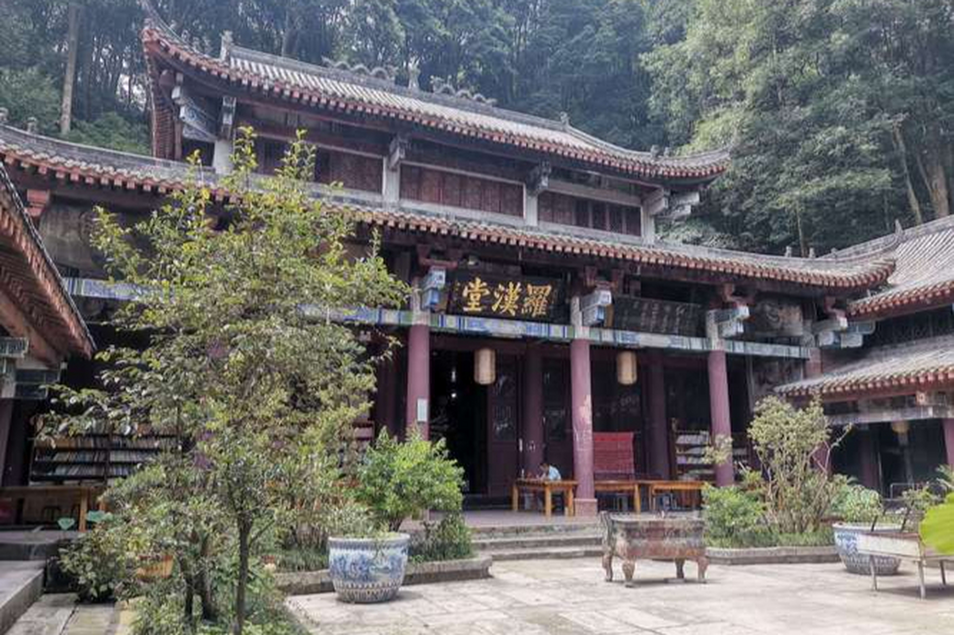 雅安金凤寺,历史悠久的神秘之境  距离雅安市区三公里的地方,有一座