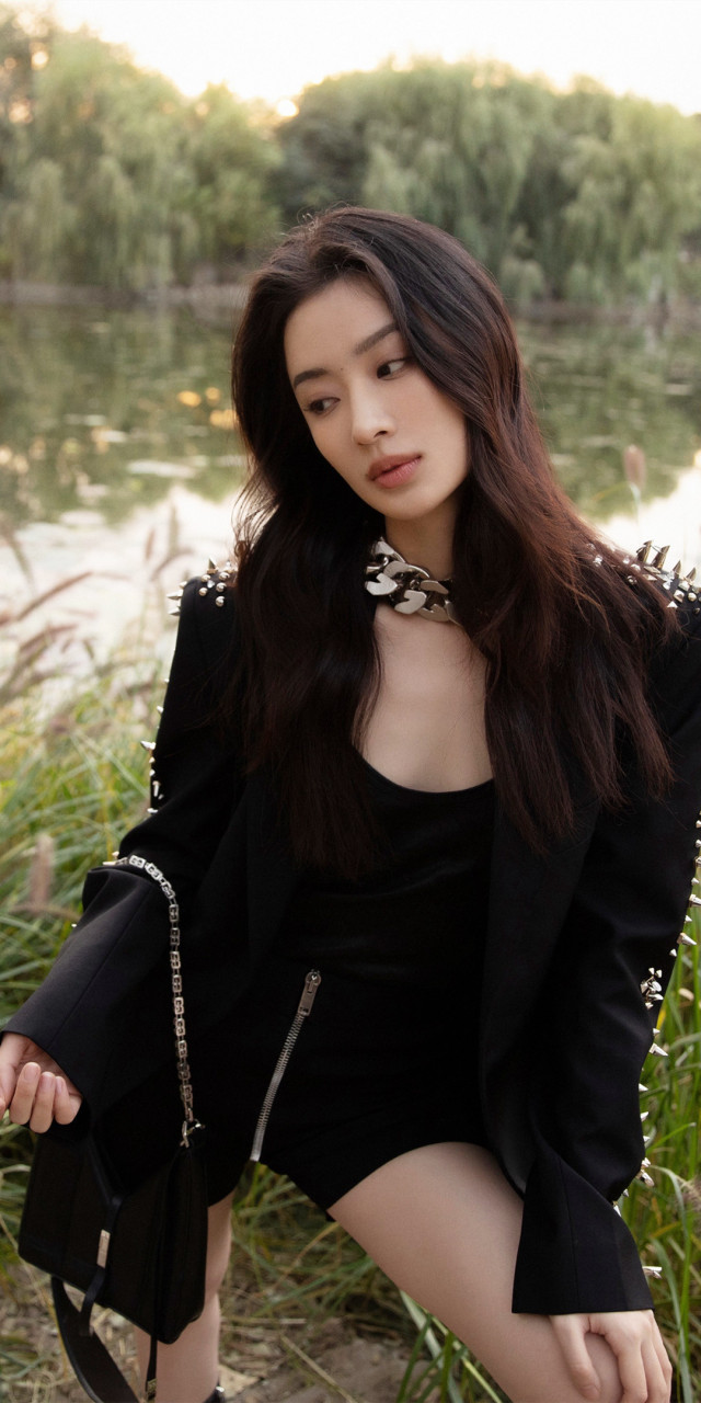 孙佳雨一组户外写真,温柔长发搭配一身黑色穿搭出镜,置身绿植湖畔之边