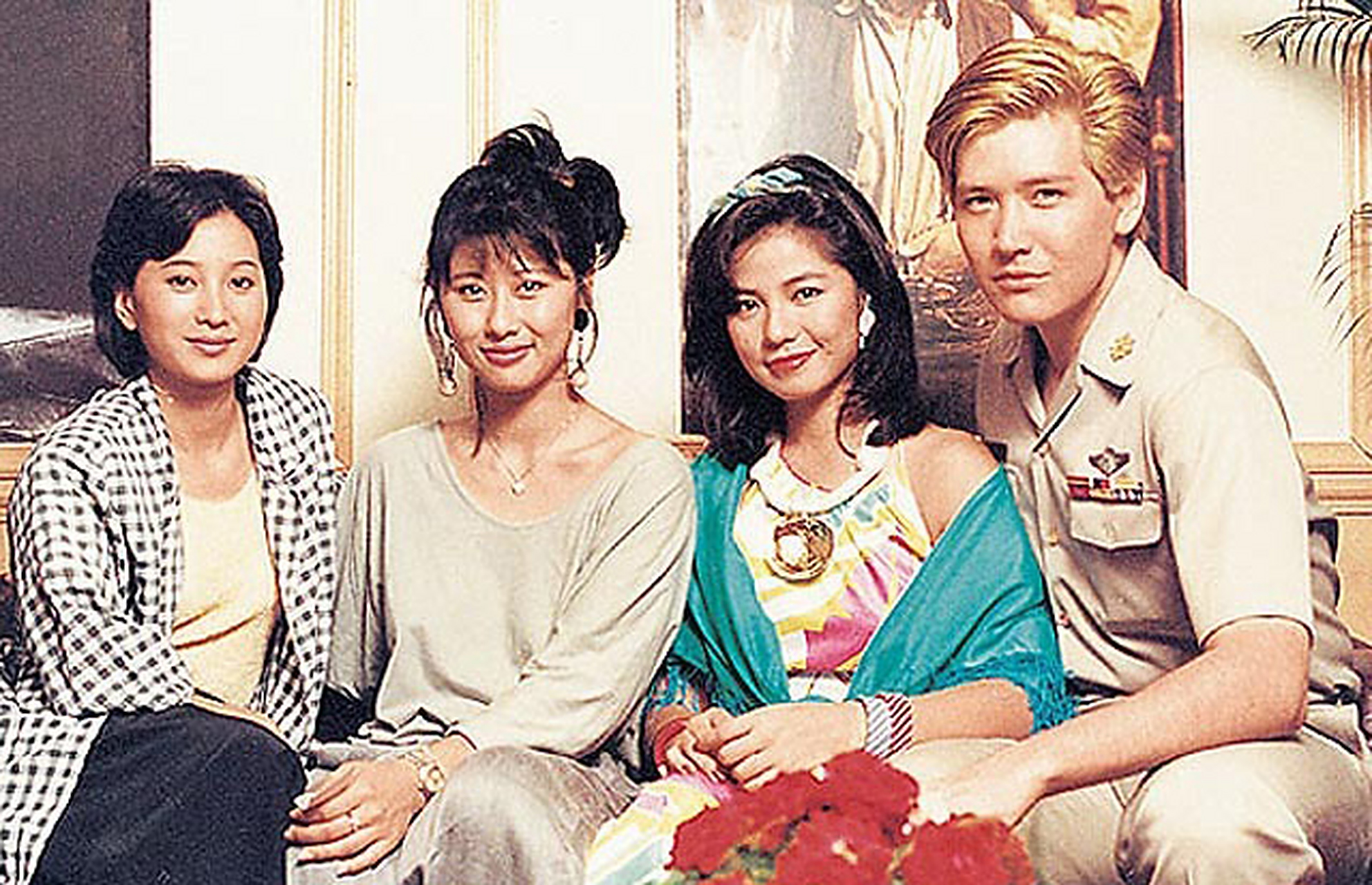 1985年费翔在台湾出演电影《竹篱笆外的春天》时,与苏明明(左一)