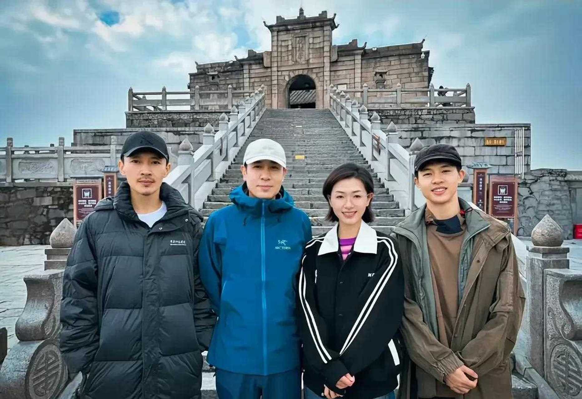 著名演员于和伟,万茜,曹磊,尹昉四人南岳衡山合影,这都是老戏骨,特别