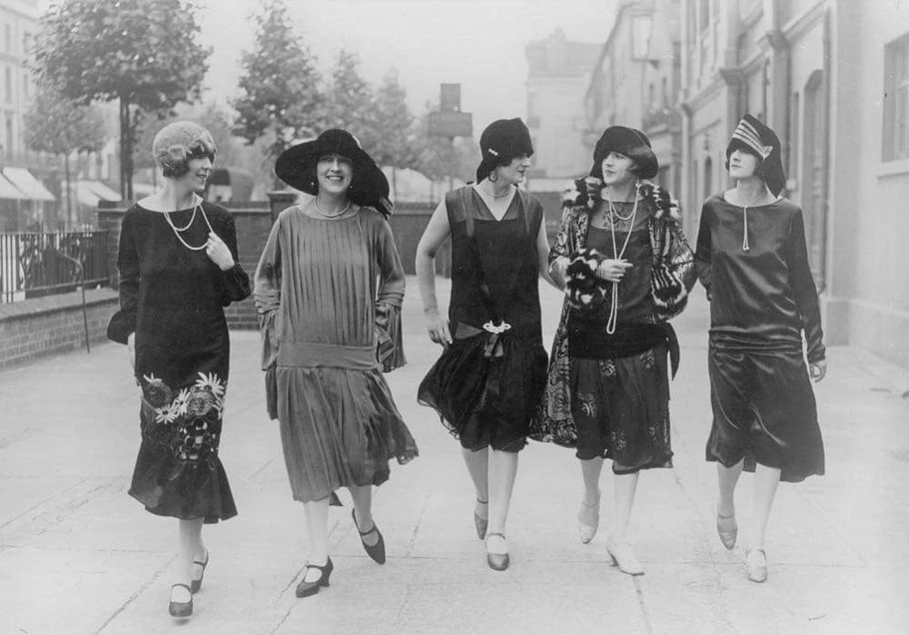 这些服饰看起来很丝滑,价格肯定也是不菲!