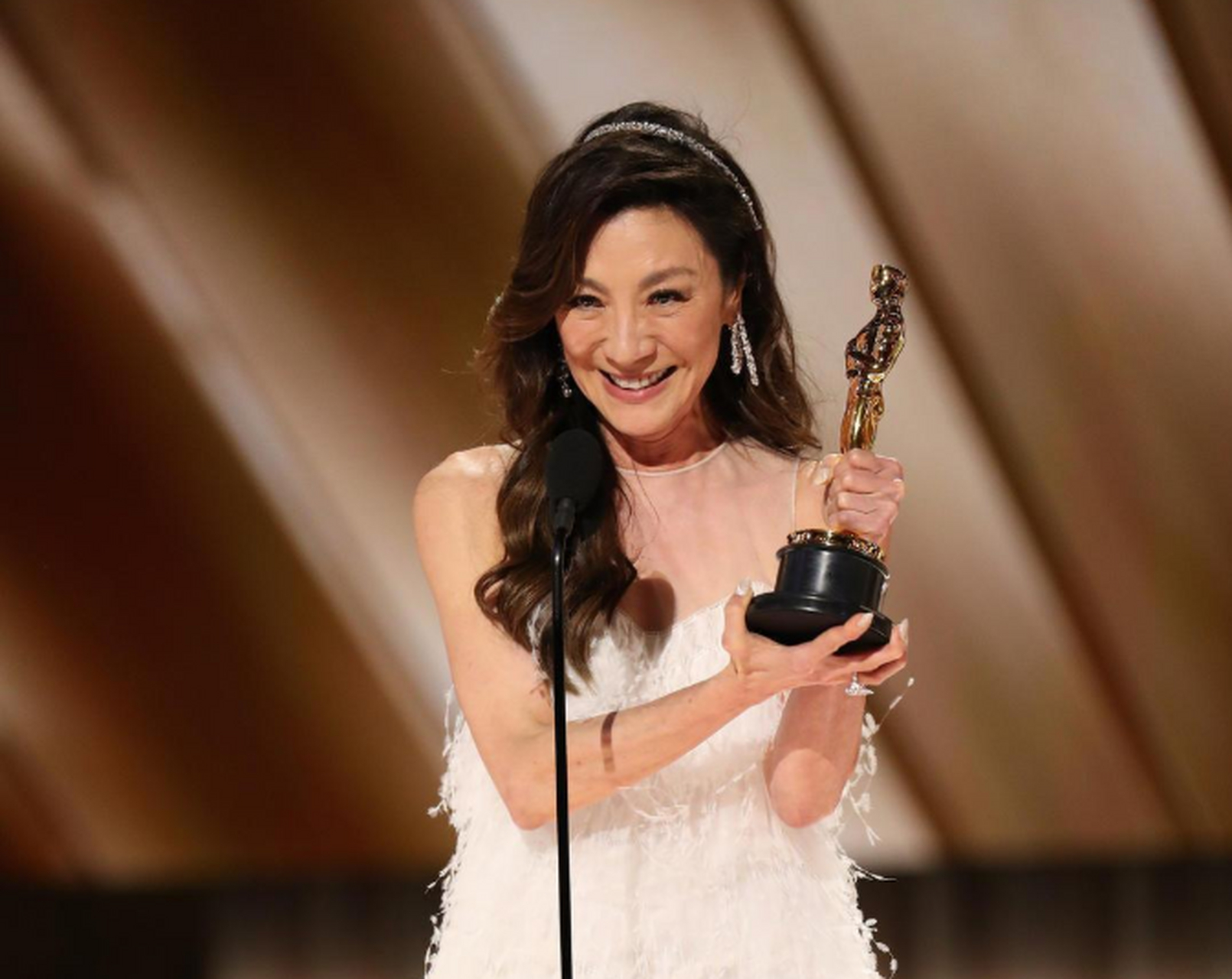 奥斯卡影后桂冠,对60岁的女演员来说,或许是迟到的加冕;但对杨紫琼