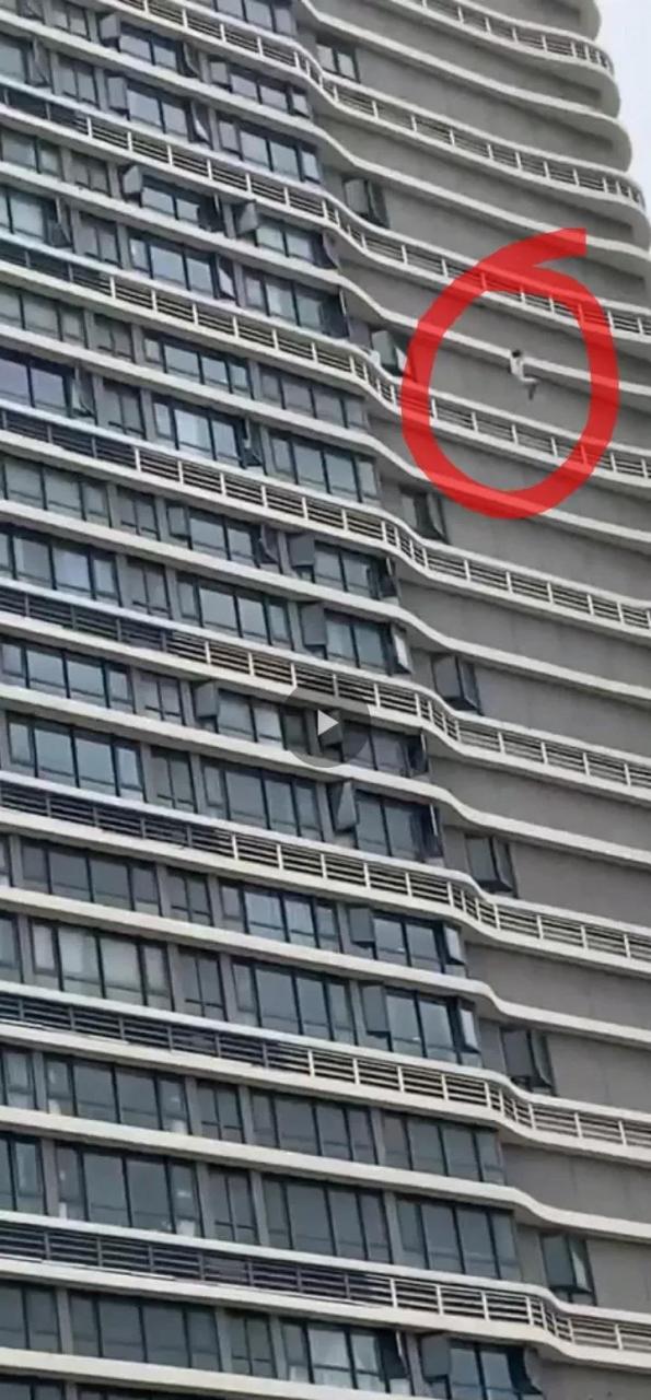 今日 海口万达广场 一女子跳楼 唉 太可惜了