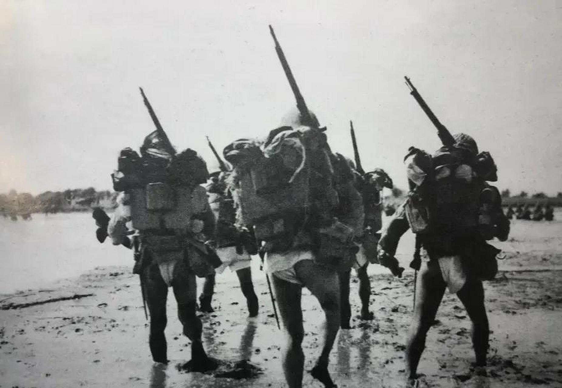 图中日军涉水时亮出"兜裆布"很是滑稽