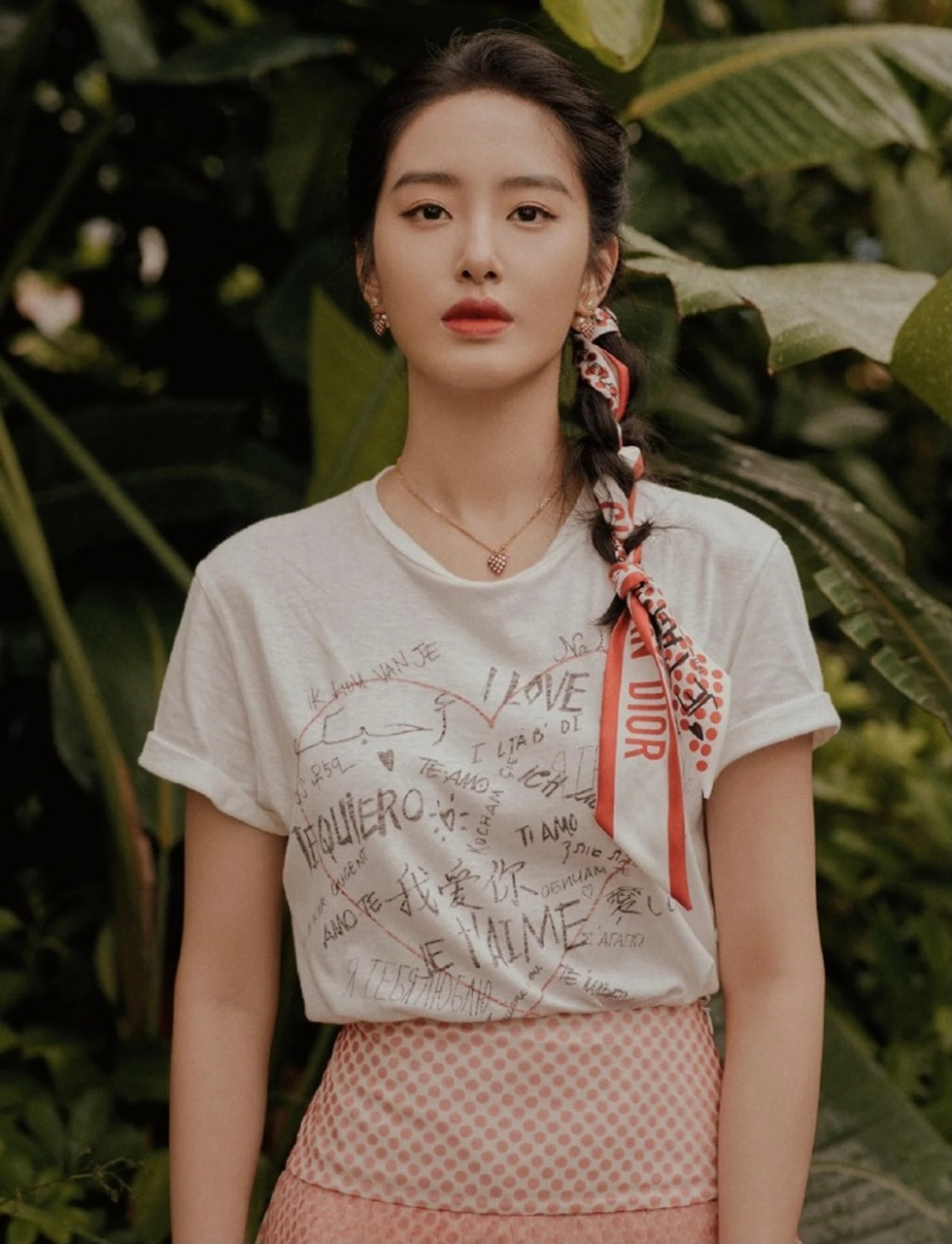 星闻#  杨采钰真是性感漂亮! 整个人落落大方~ #秋天生活图鉴