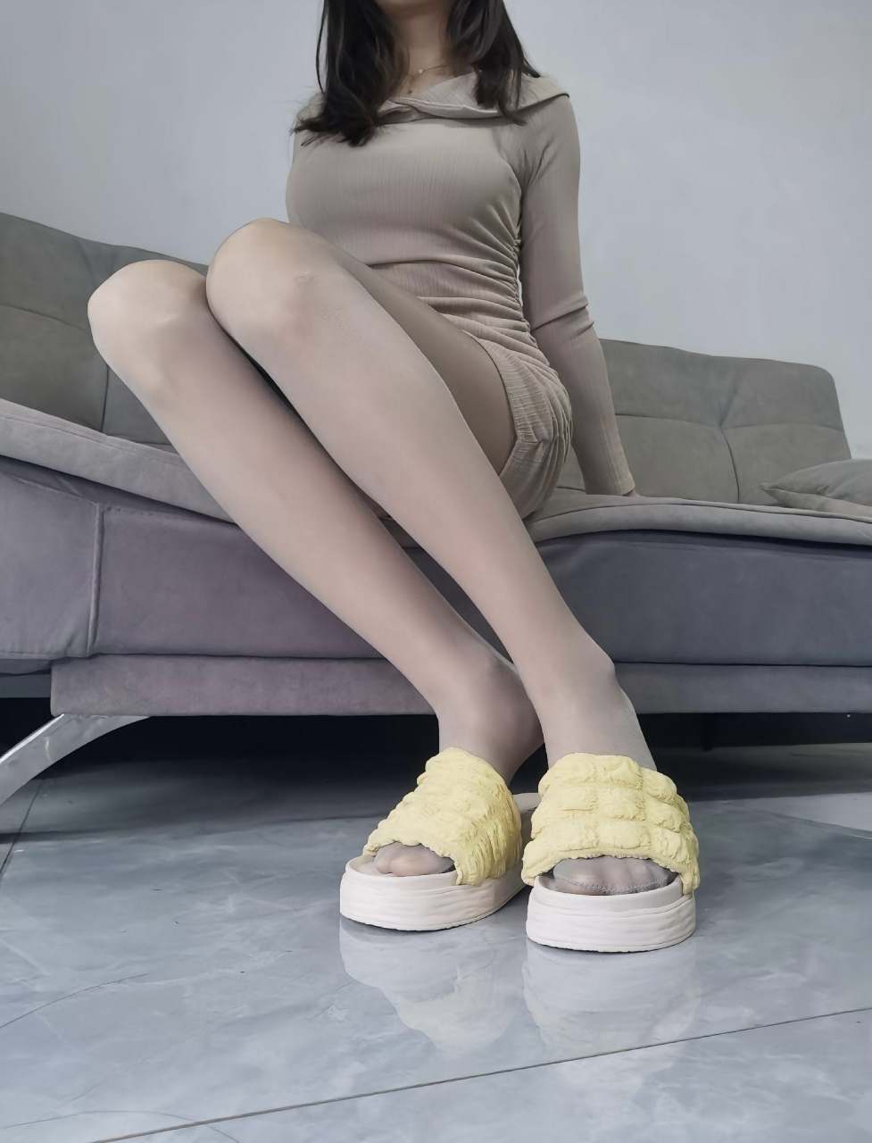 养眼美女# 美女#美腿丝袜高跟鞋# #乐享周末分享吧# 居家休闲装,怎么