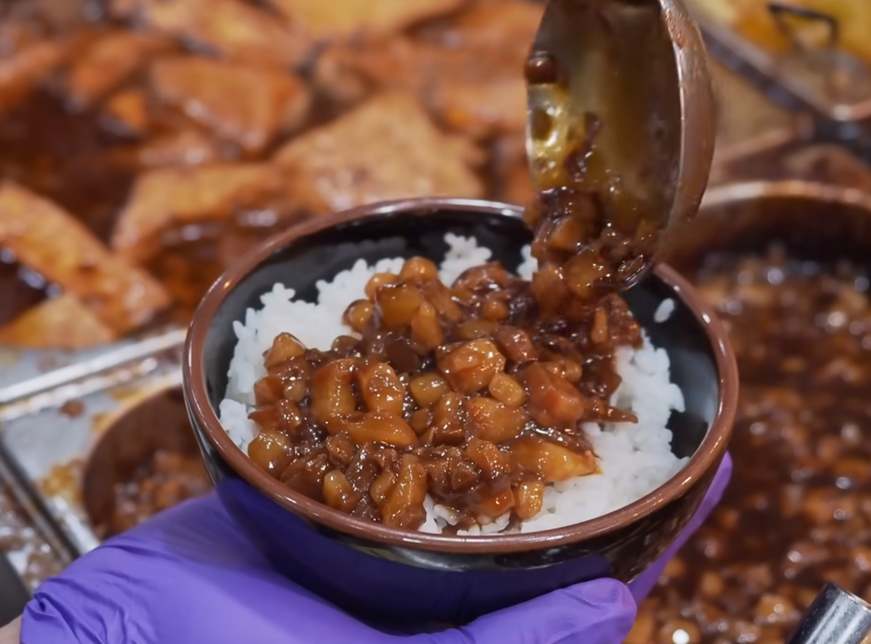 晚上加班到快十点钟才下班,饿得前胸贴后背,到小区楼下的小餐馆点一分