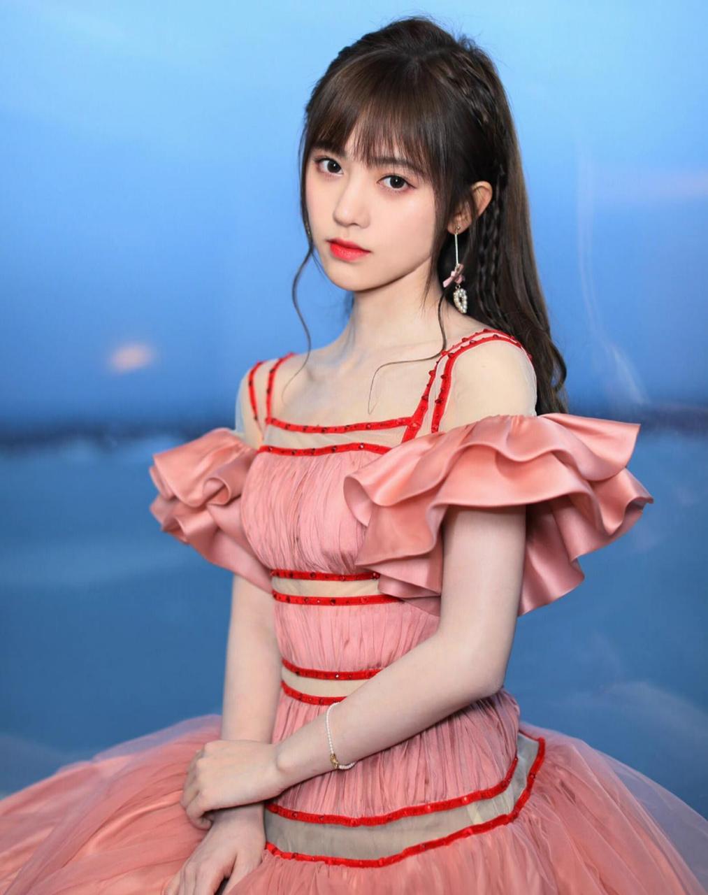 鞠婧t美女,穿橘粉色裙子好洋气